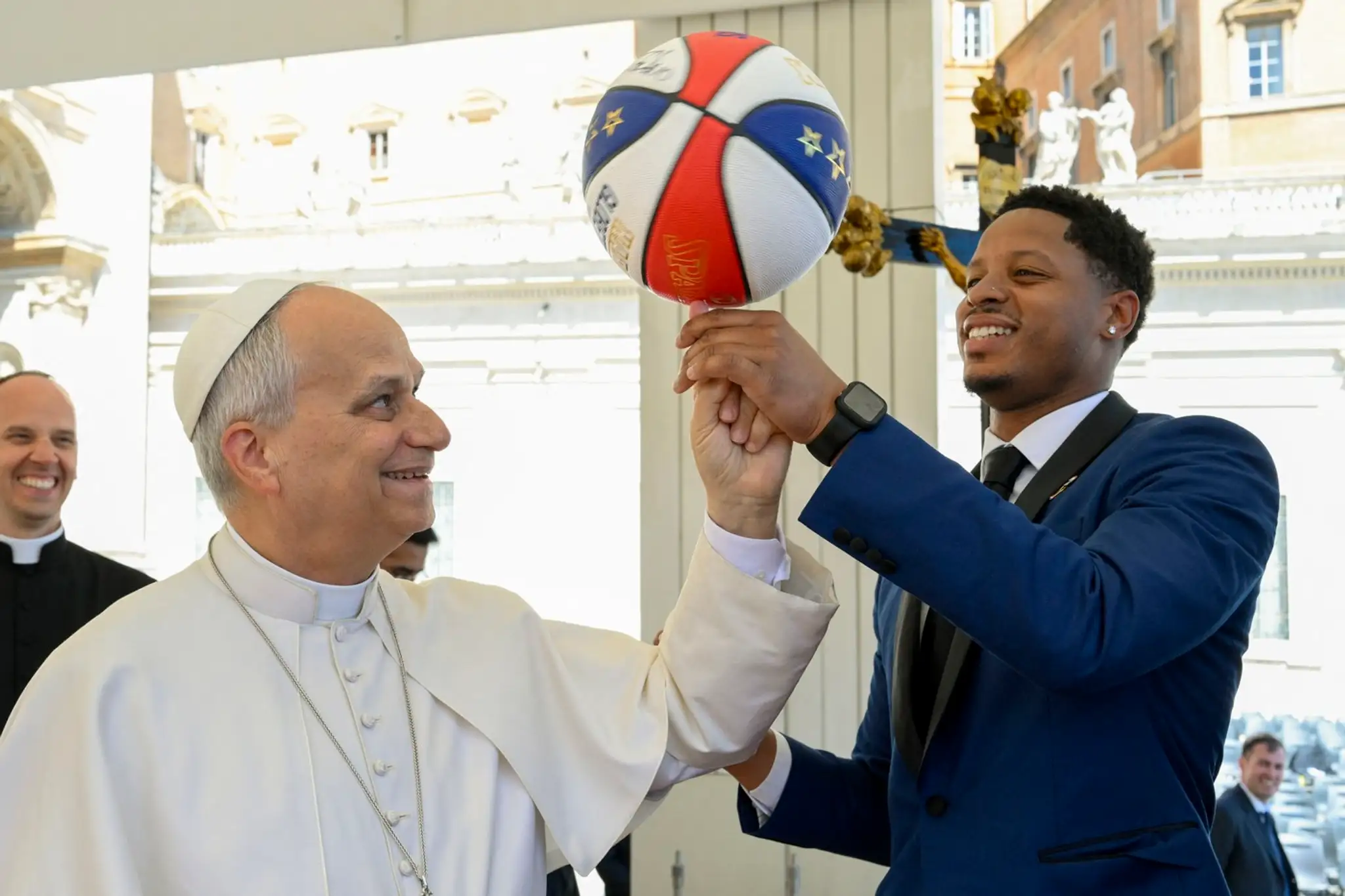 Harlem Globetrotters učili pápeža Leva XIV. točiť loptu na prste