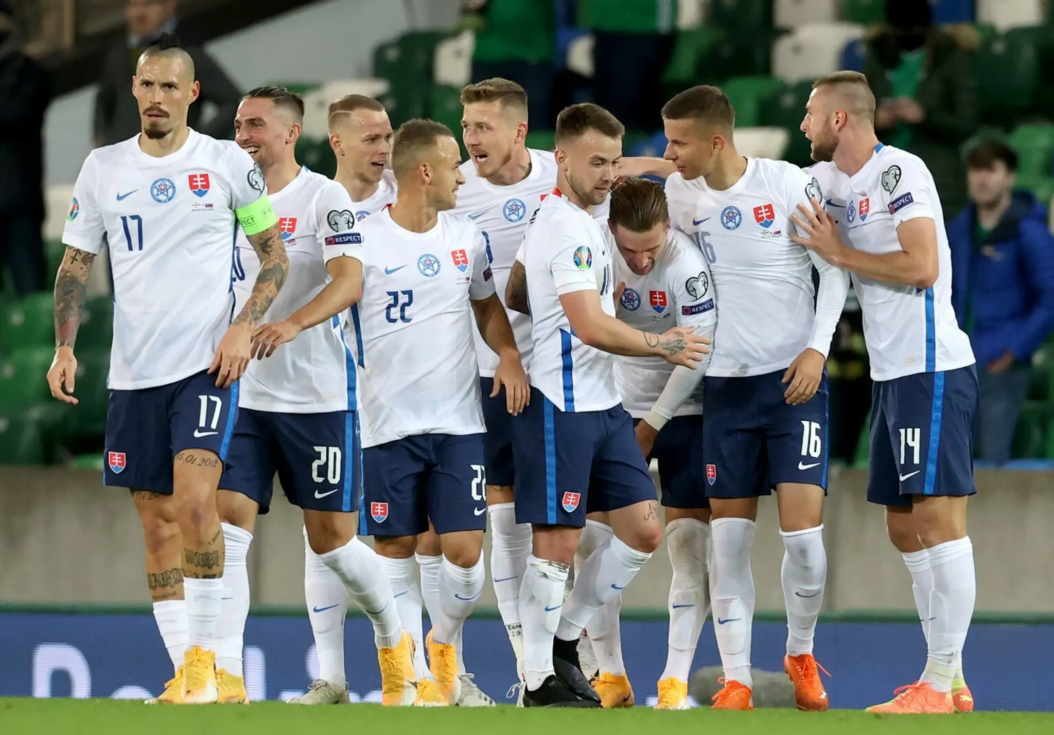 Juraj Kucka (vľavo) sa teší po strelení gólu vo finále play off EURO 2020 v Severnom Írsku.