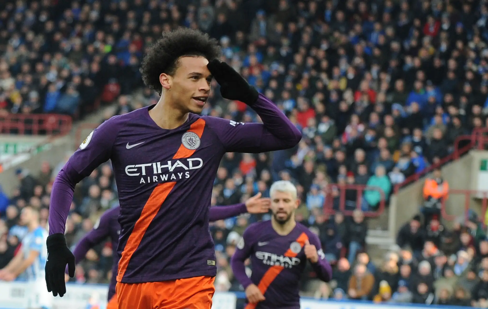 Raheem Sterling z Manchesteru City oslavuje gól na pôde Huddersfdieldu.
