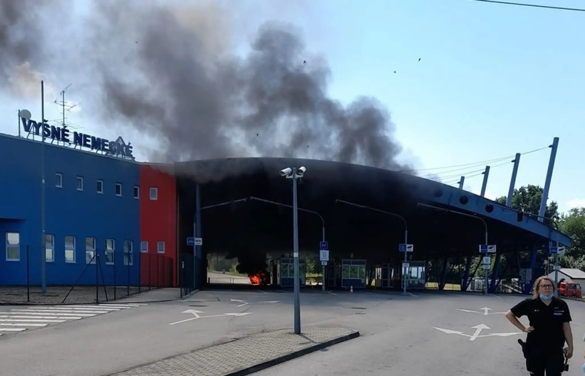 Horiace auto na hraničnom priechode Vyšné Nemecké