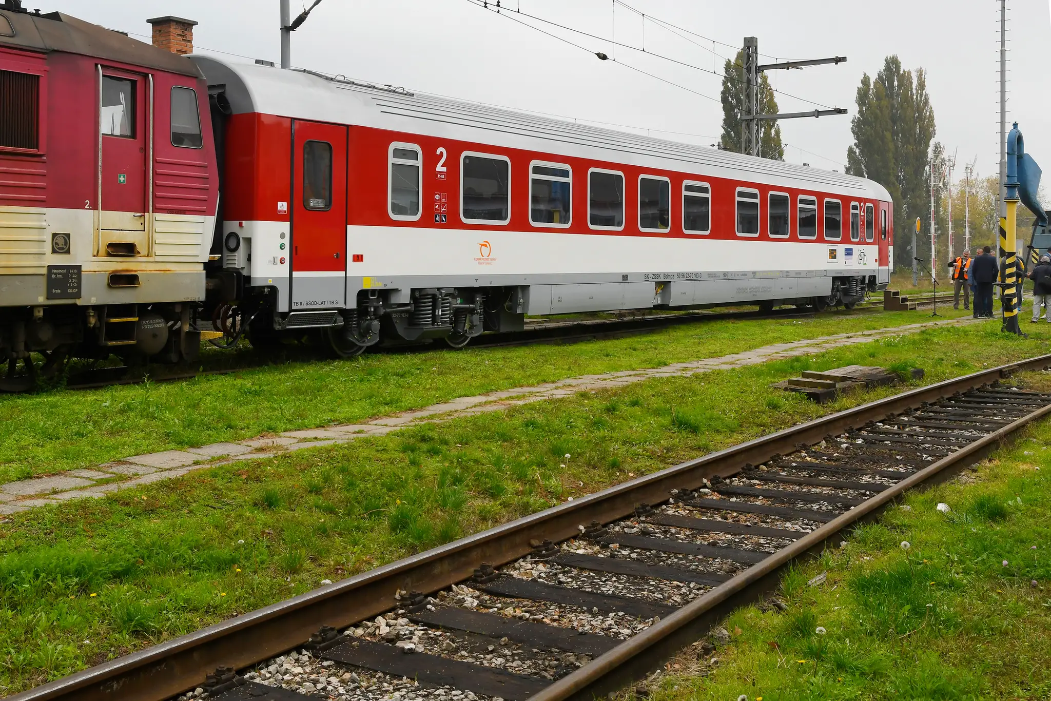 Železničná spoločnosť Slovensko predstavila jeden zo 17 kusov nových osobných vozňov druhej triedy.