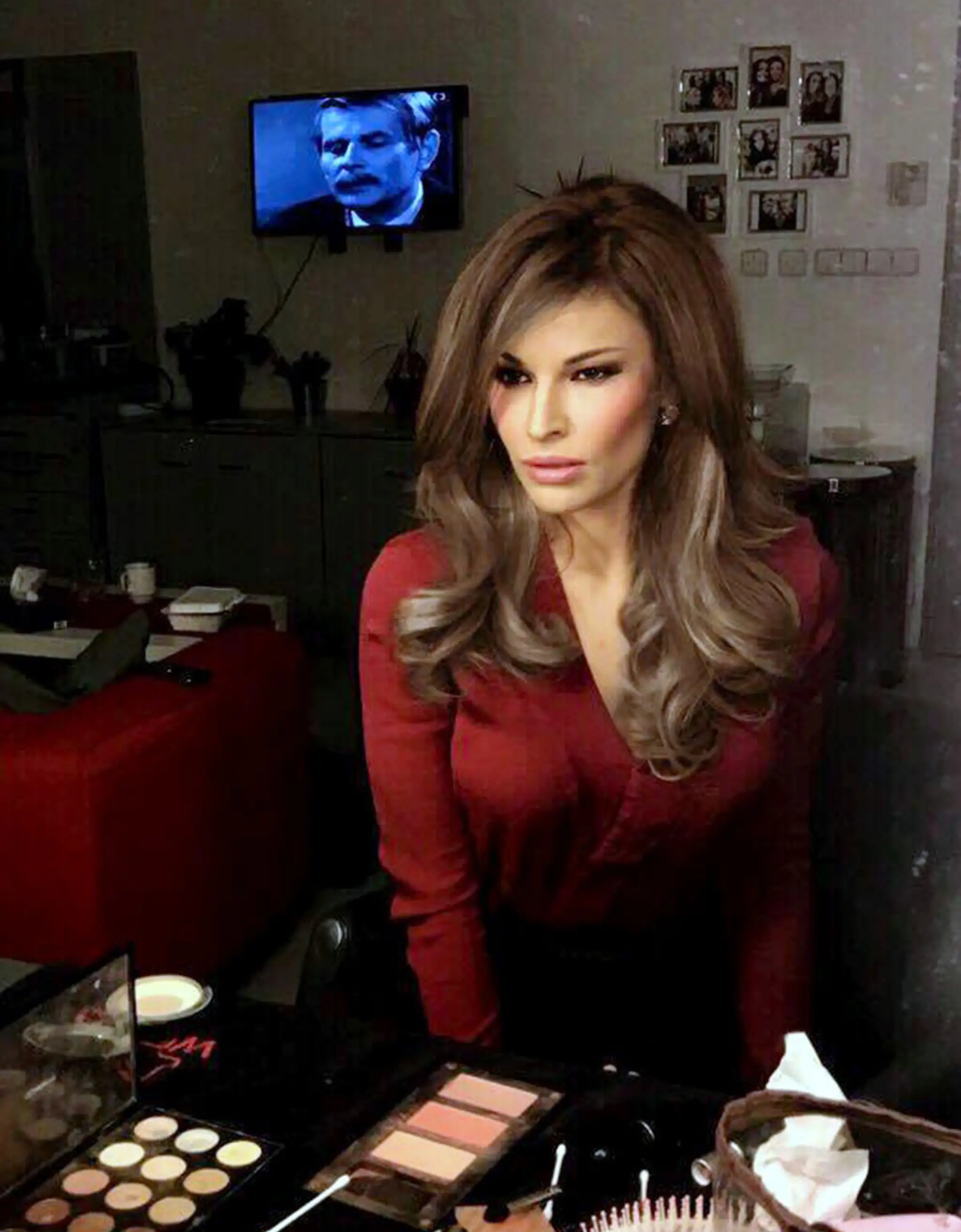 Petra Svoboda ako Melanie Trump.