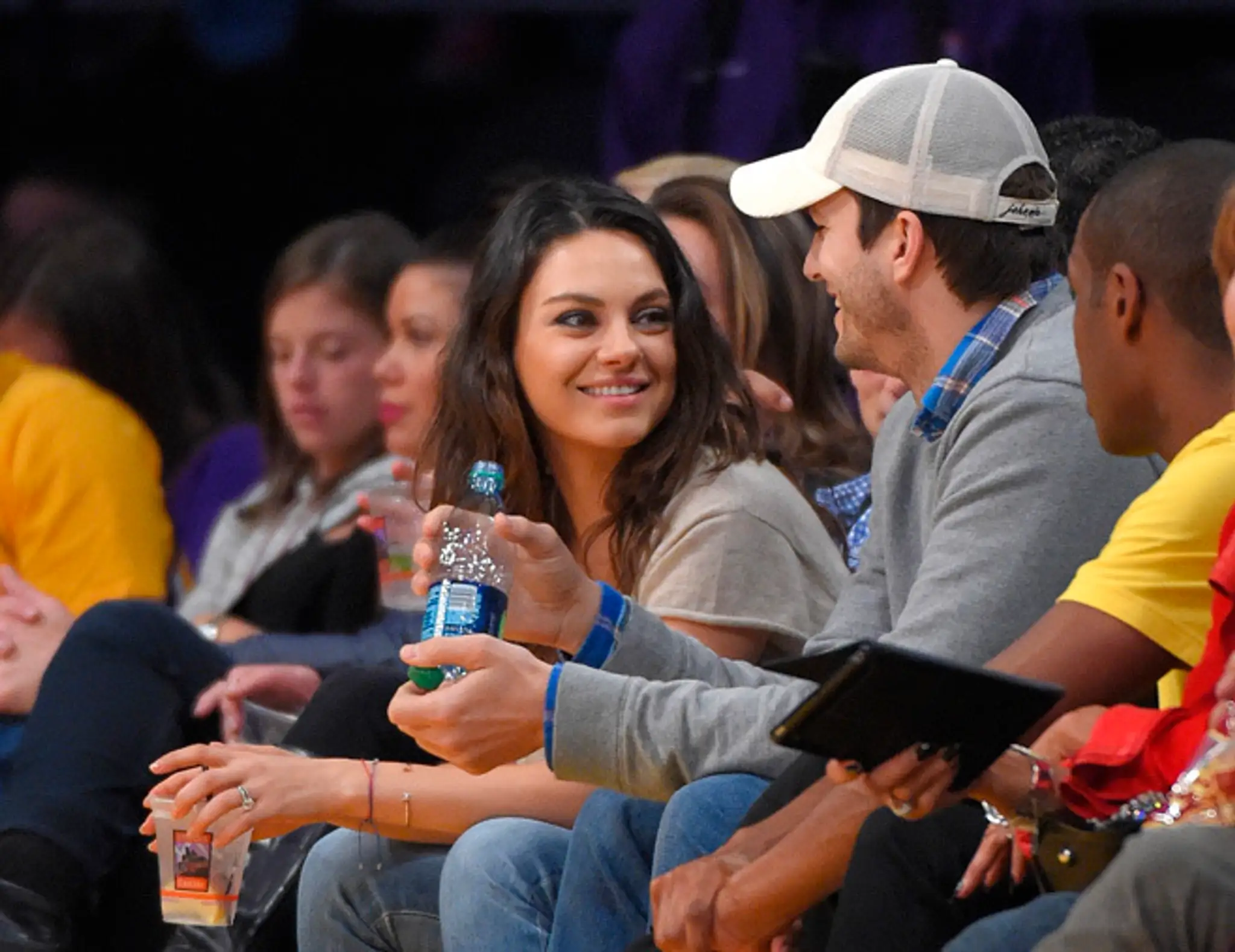 Herečka Mila Kunis herec Ashton Kutcher na zápase NBA.