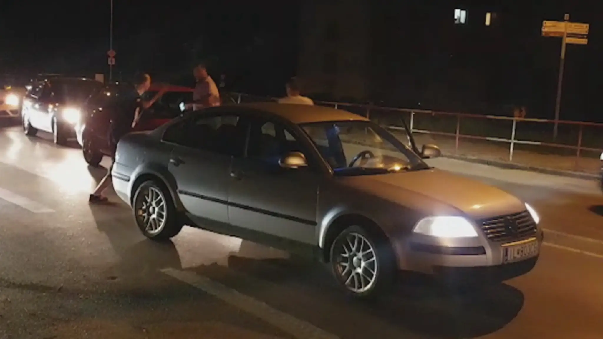Záber z bitky, po ktorej skončil 34-ročný Púchovčan v nemocnici.