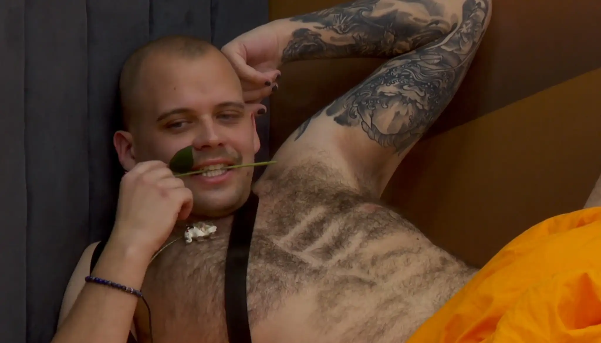 Stando s ružou pre Ellu