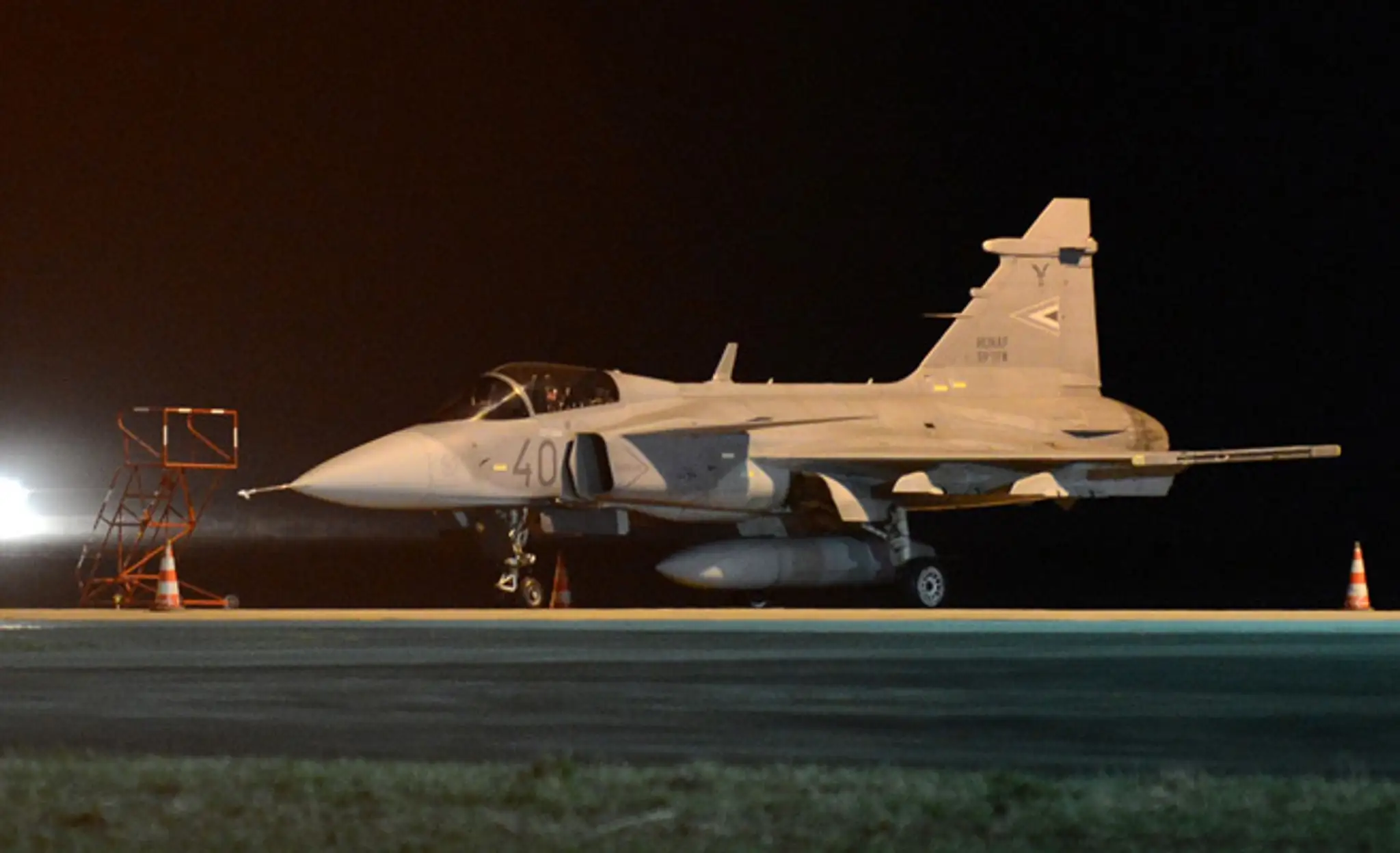 Bojové lietadlo JAS-39 Gripen maďarských ozbrojených síl núdzovo pristálo v Košiciach  počas letu  zo Švédska do Maďarska.