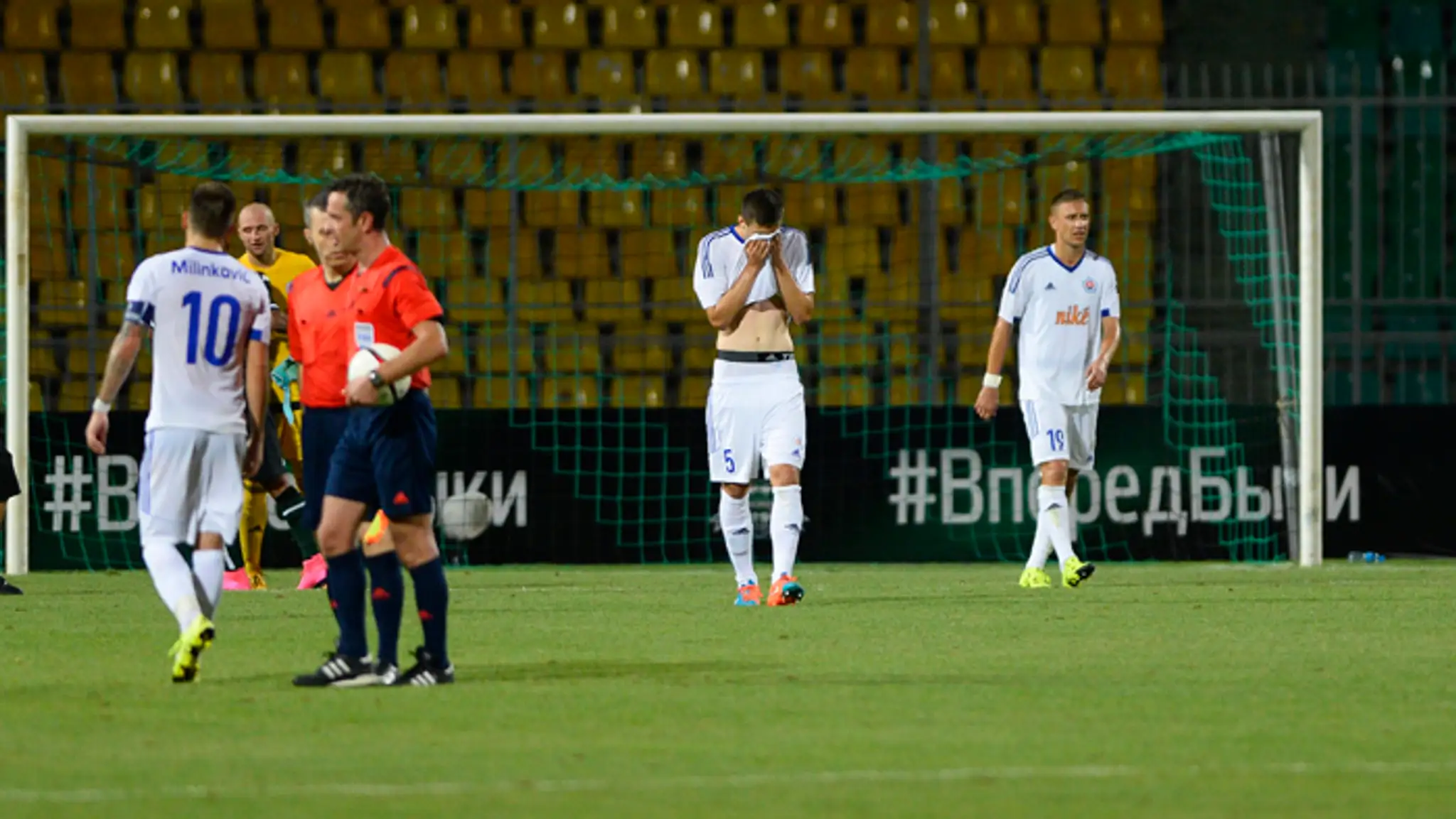 Smutní hráči Slovana po prehratom zápase FK Krasnodar.