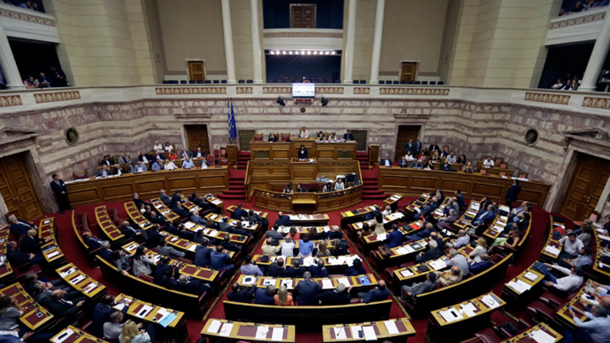 Pohľad na plénum gréckeho parlamentu počas debaty o schvaľovaní balíka reforiem.Grécky
