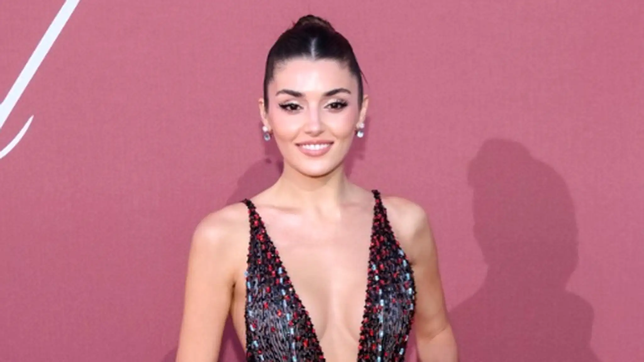 Hande Erçel v Cannes