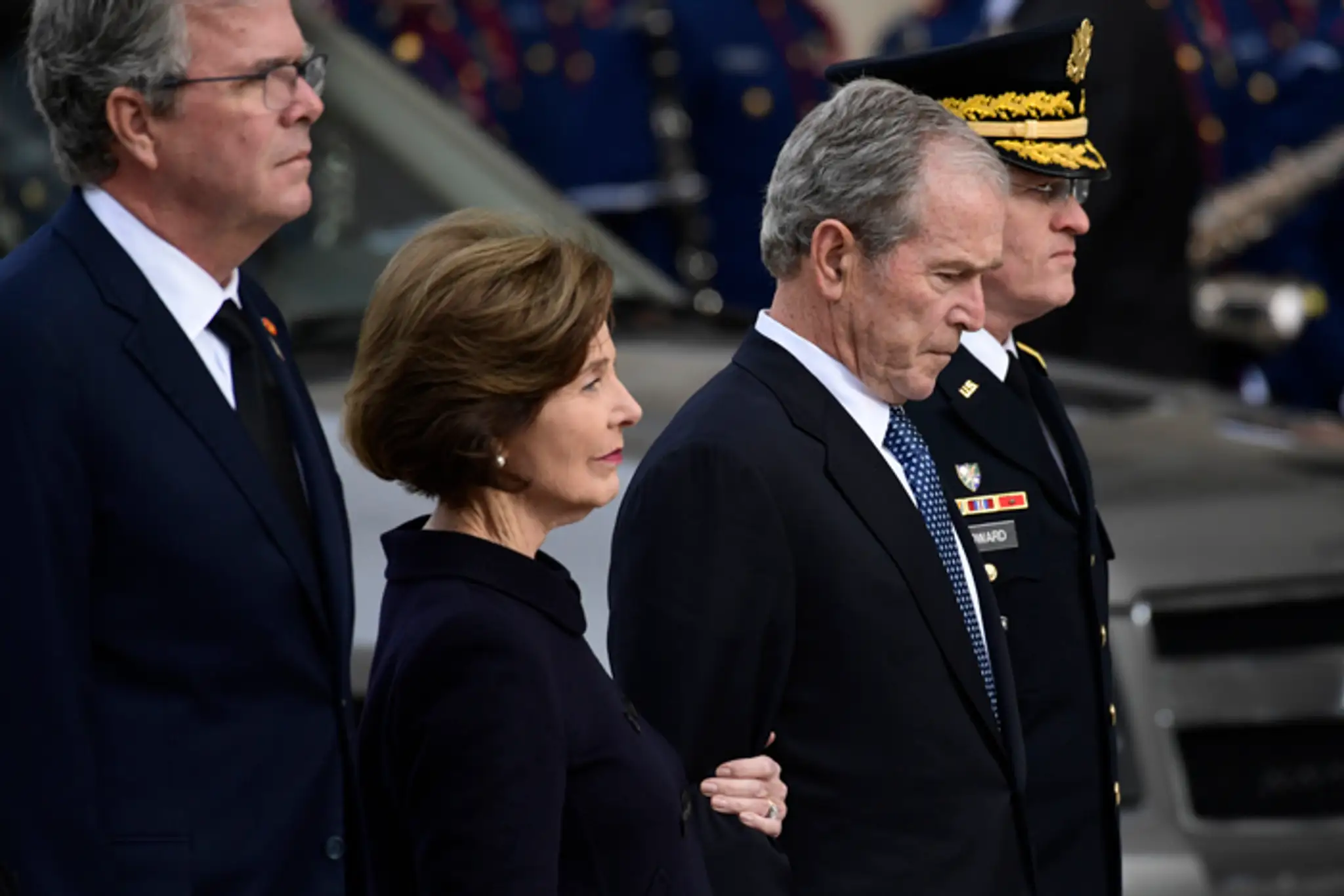 George W. Bush s manželkou Laurou a bratom Jebom Bushom na otcovom pohrebe.