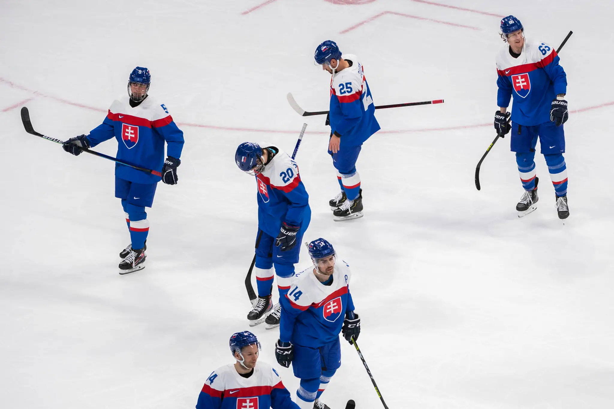 Smutní hokejisti Slovenska po prehre so Švédskom na ZOH 2022.