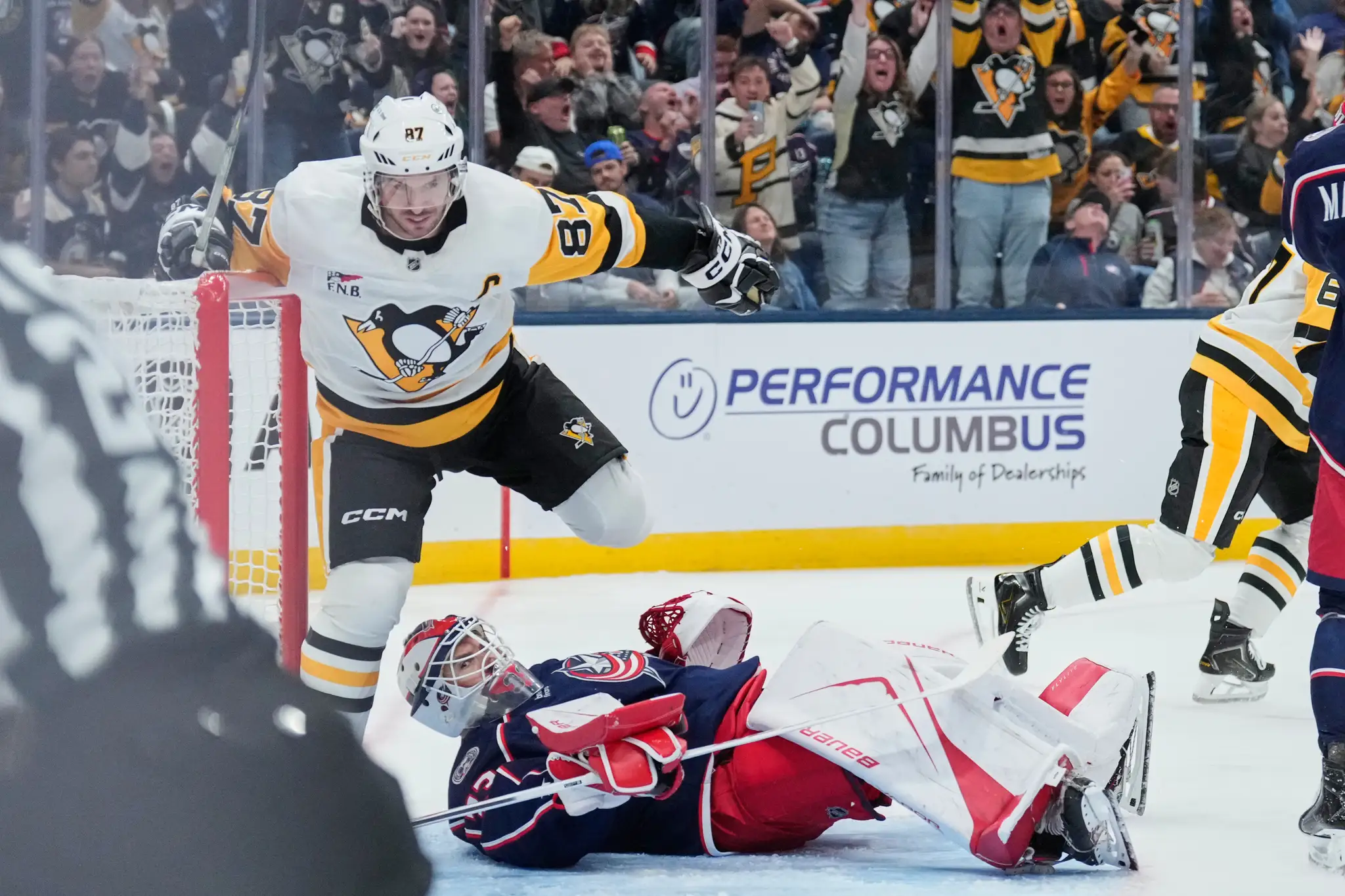 Aj v takýchto polohách chytá Cam Talbot.