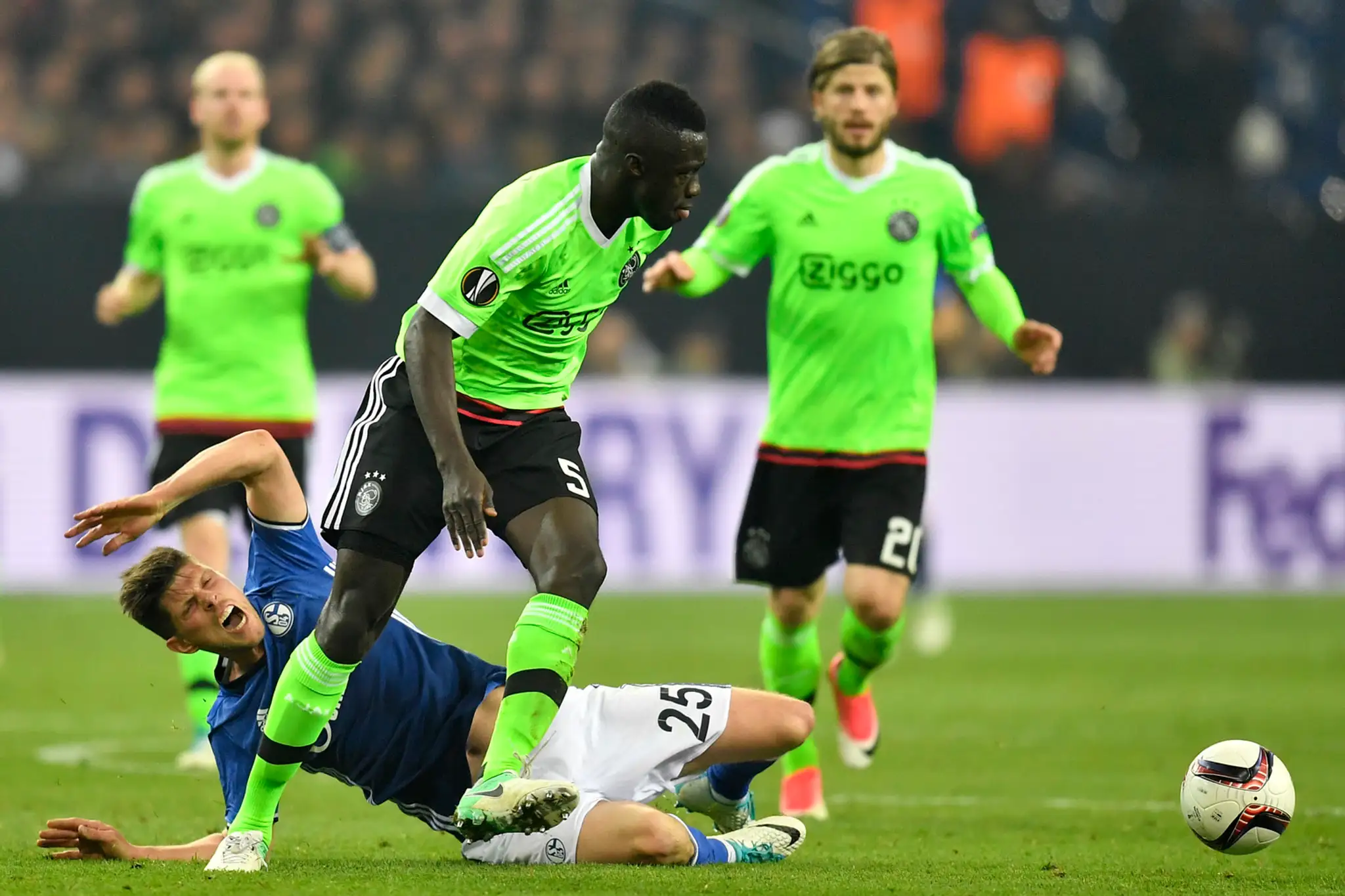 Klaas Jan Huntelaar (dole) zo Schalke je faulovaný Davinsonom Sánchezom z Ajaxu v odvete štvrťfinále EL.