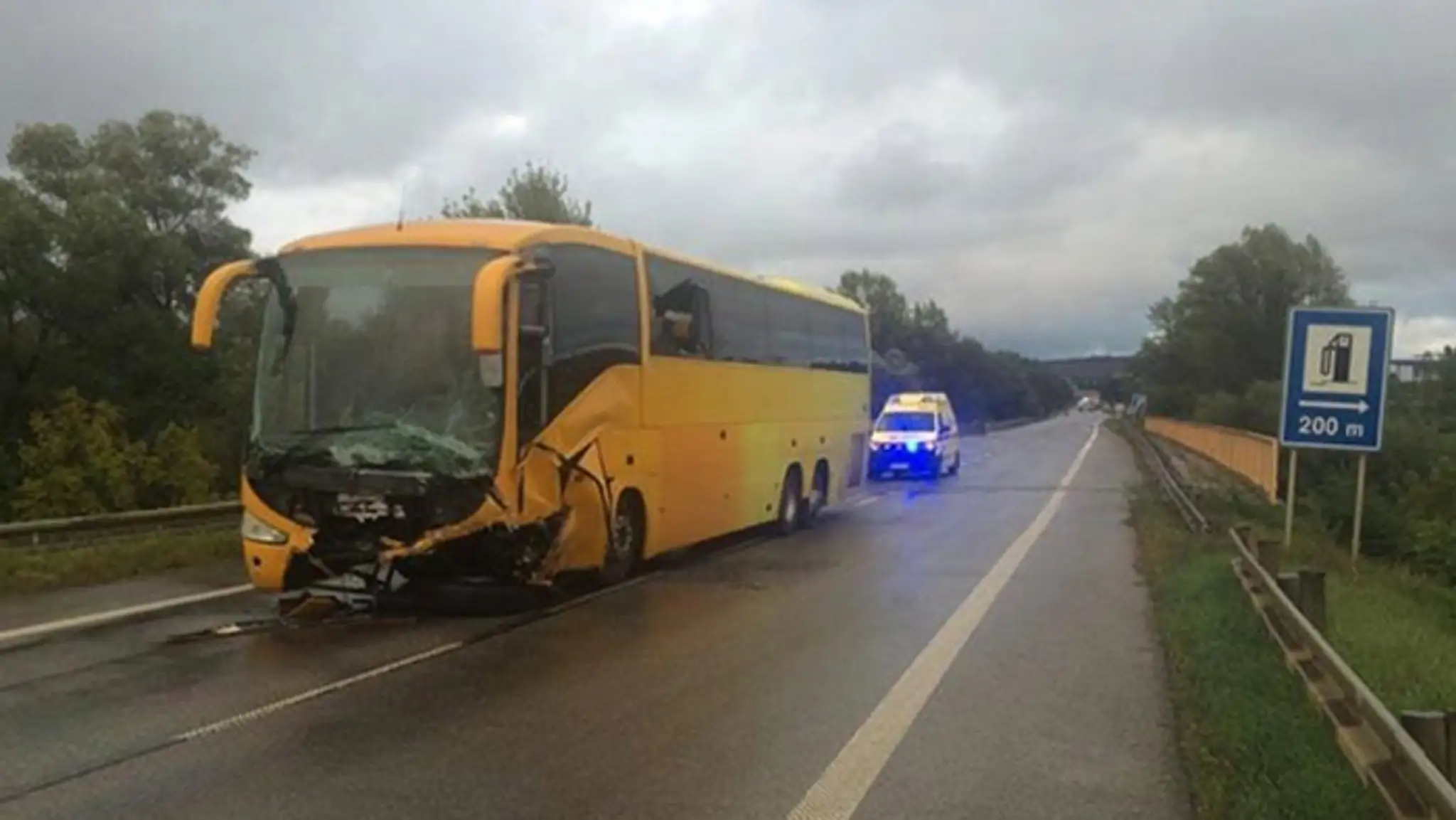 Pri šahách sa zrazil poľský autobus s osobným autom.