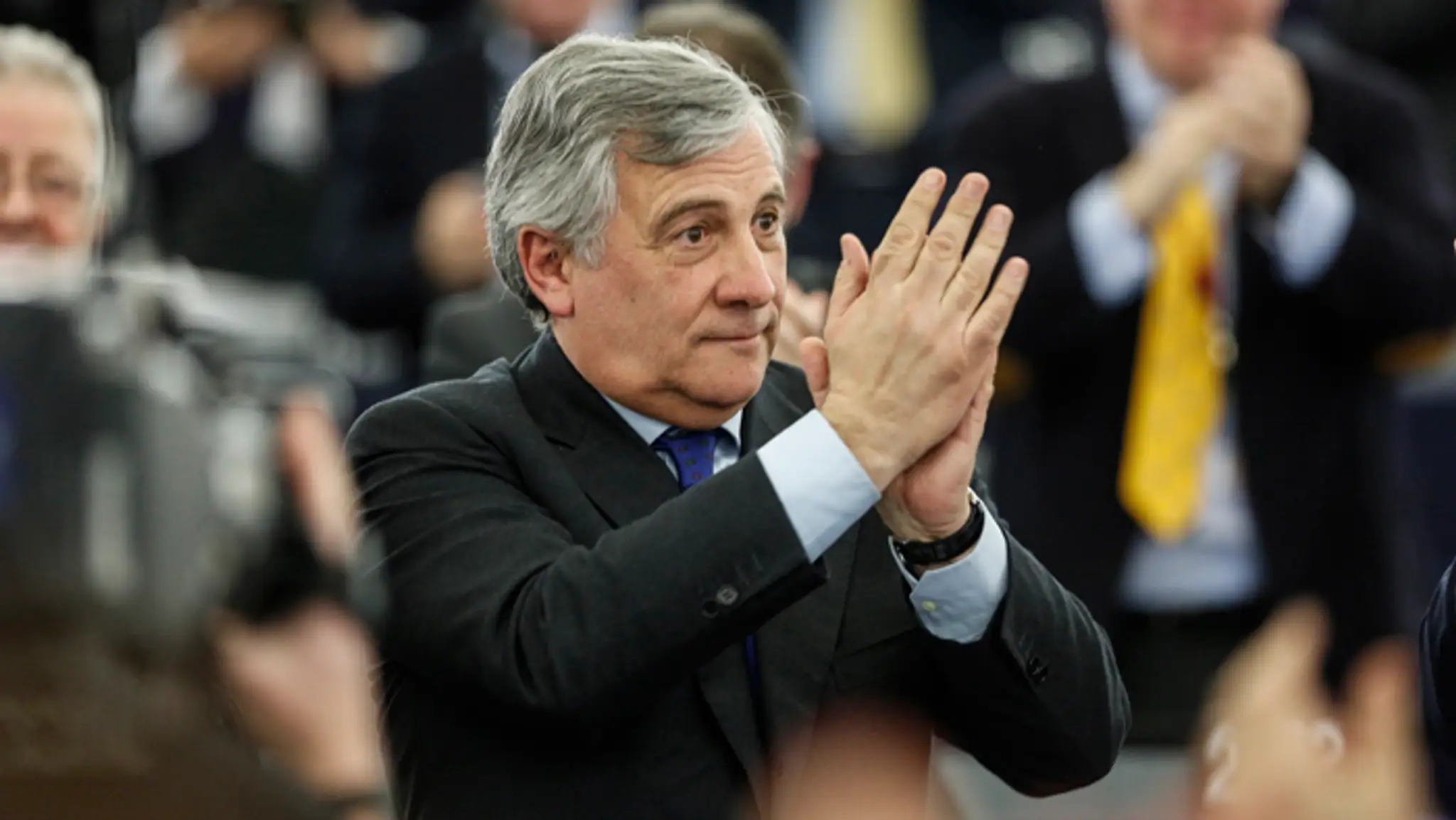 Talian Antonio Tajani tlieska po tom, čo ho zvolili za šéfa Európskeho parlamentu.