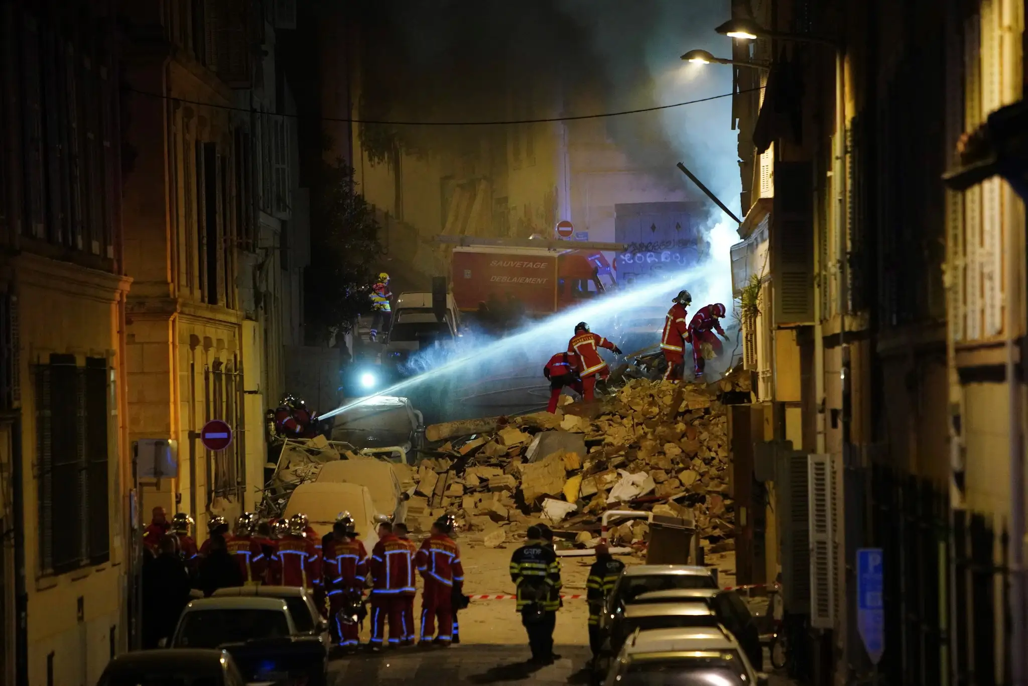 Trosky budovy v Marseille.