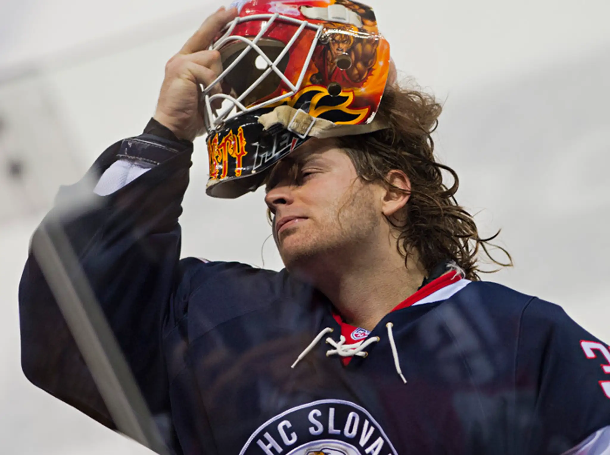Brankár Barry Brust (Slovan) po treťom inkasovanom góle v zápase KHL s Salavat Julajev Ufa.  