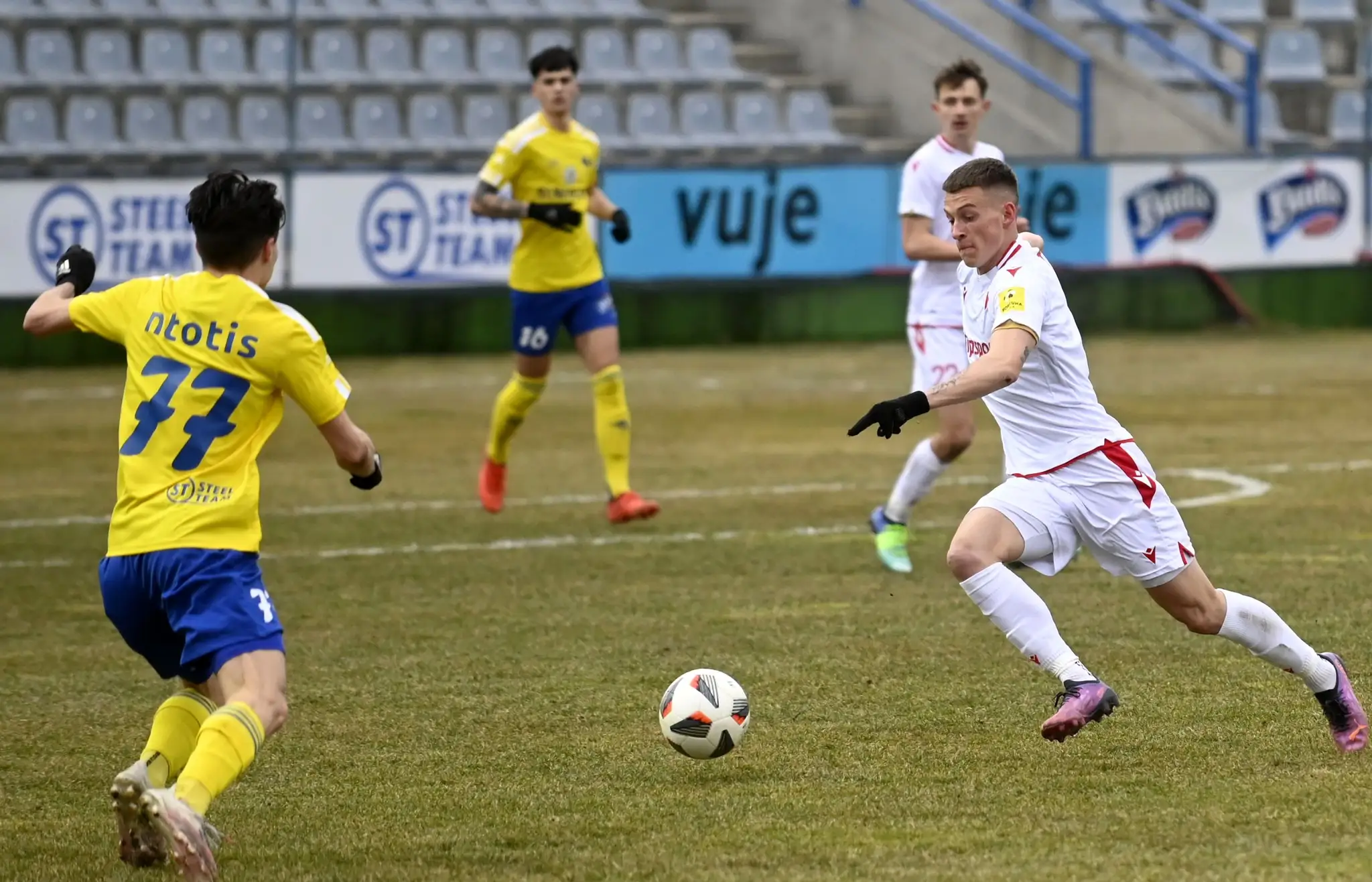 Vasileios Ntotis a Adam Tučný v zápase Michaloviec proti Trenčínu.