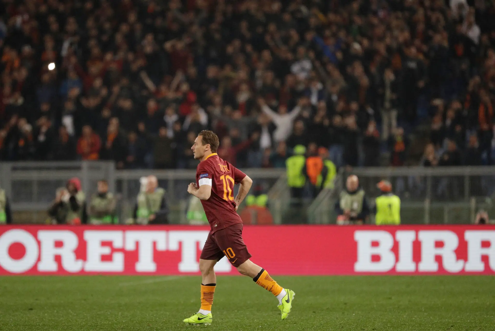 Legenda AS Rím Francesco Totti vbieha na trávnik v odvete osemfinále EL proti Lyonu.
