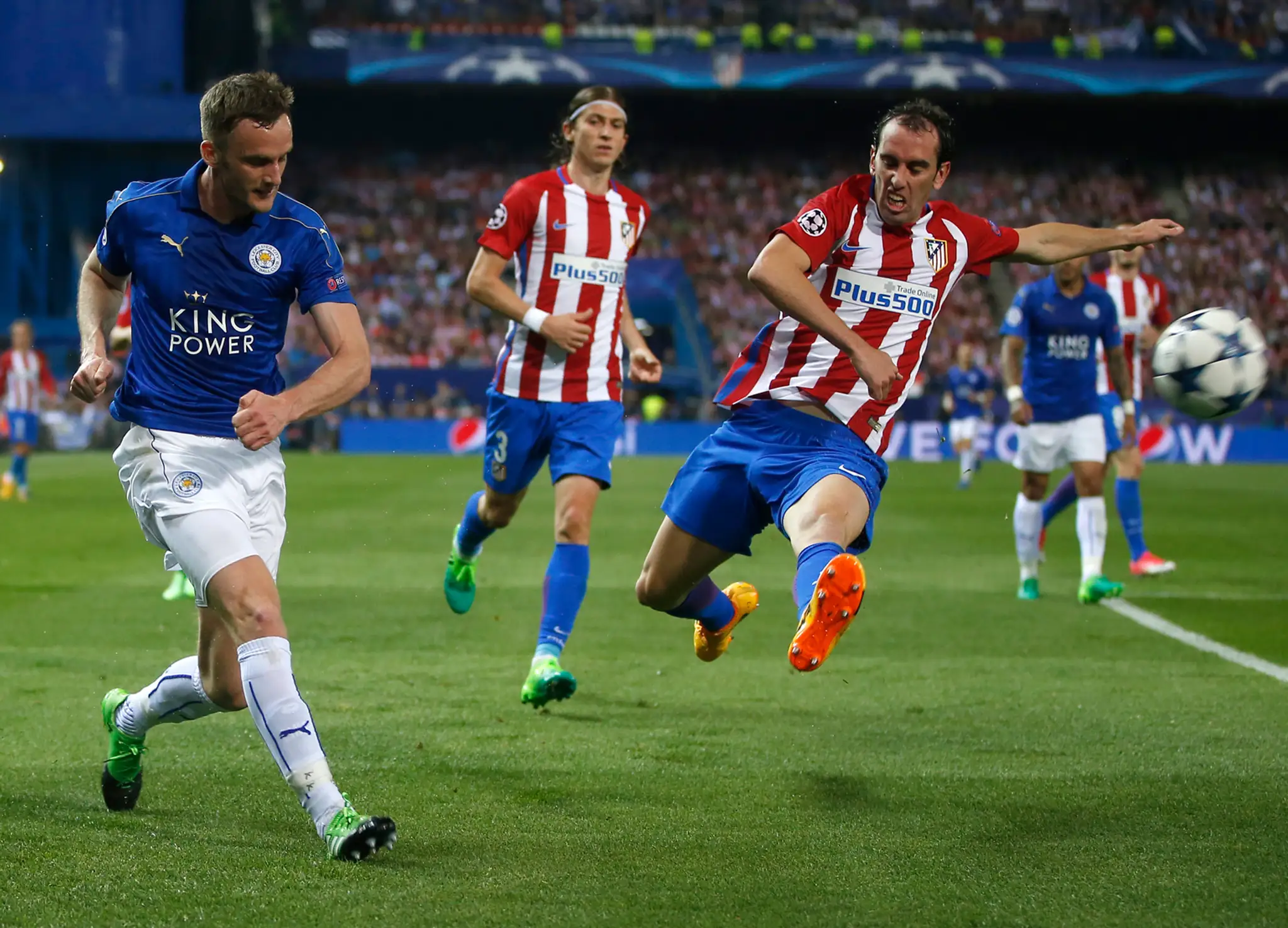 Andy King (vľavo) z Leicestru bojuje o loptu vo štvrťfinále LM s Kokem z Atlética.