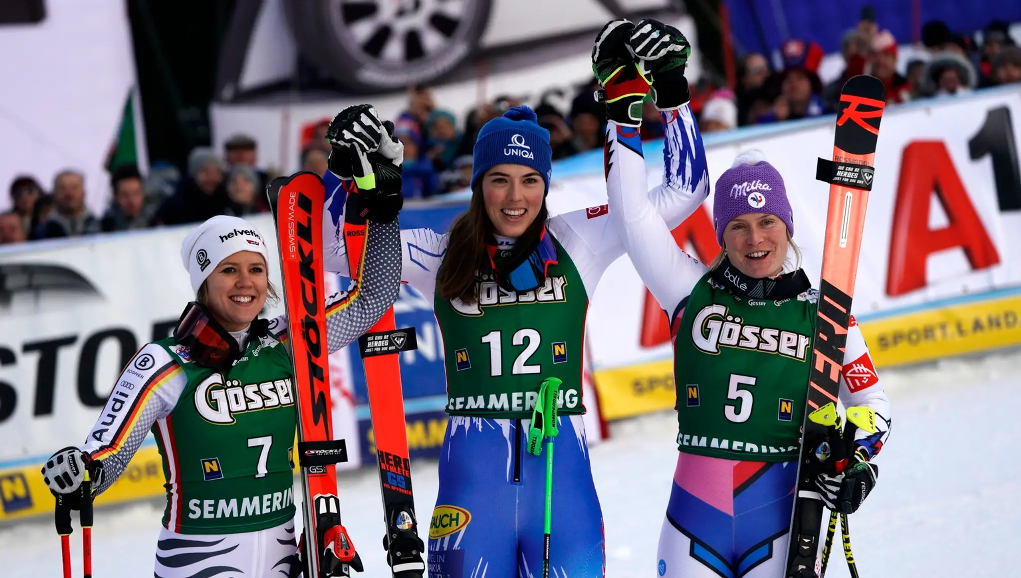 Petra Vlhová (v strede) na stupni víťazov po triumfe v obrovskom slalome v Semmeringu..jpg
