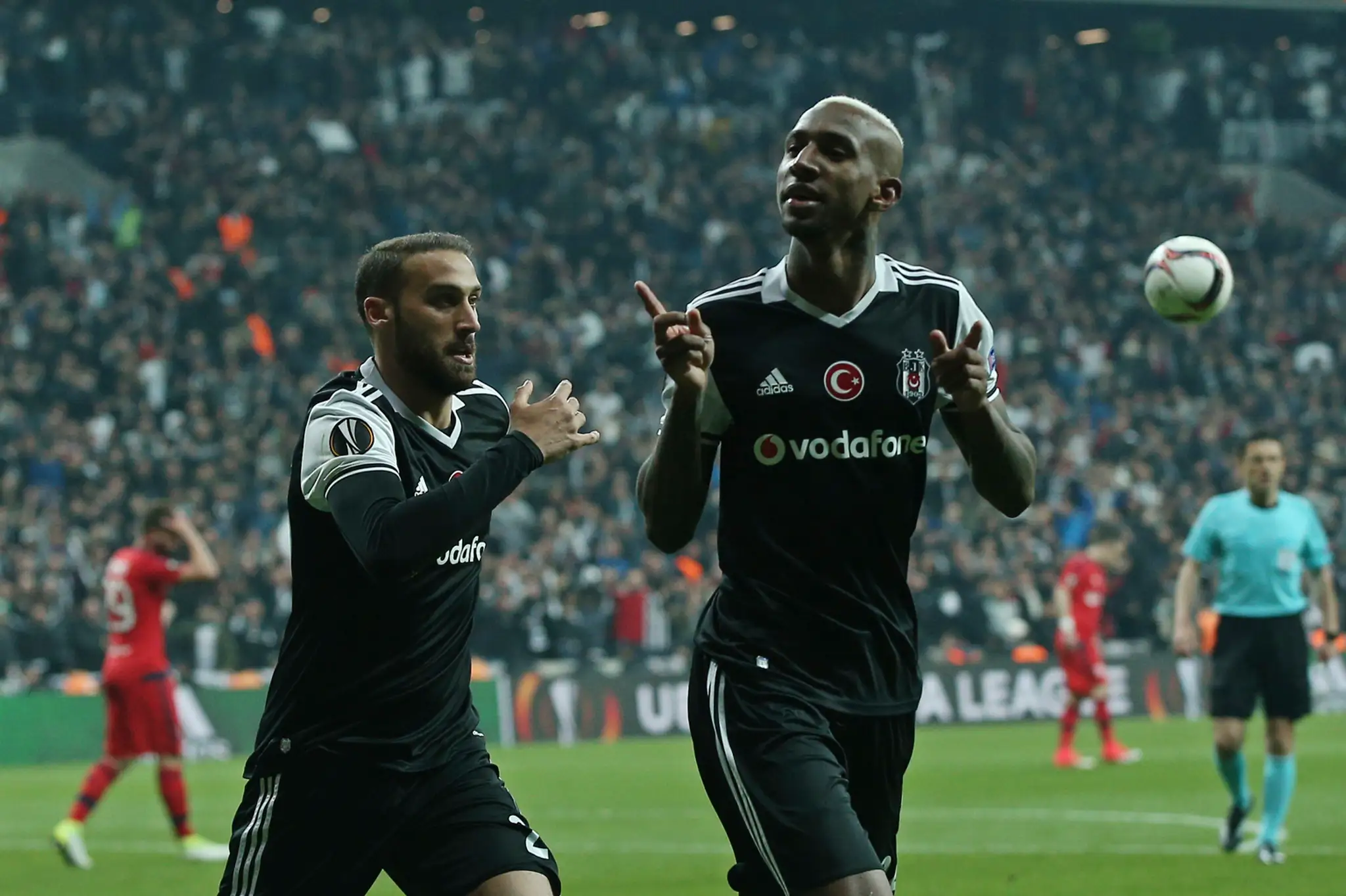 Cenk Tosun (vľavo) uteká za spoluhráčom z Besiktasu Taliscom po góle v odvete štvrťfinále EL proti Lyonu.