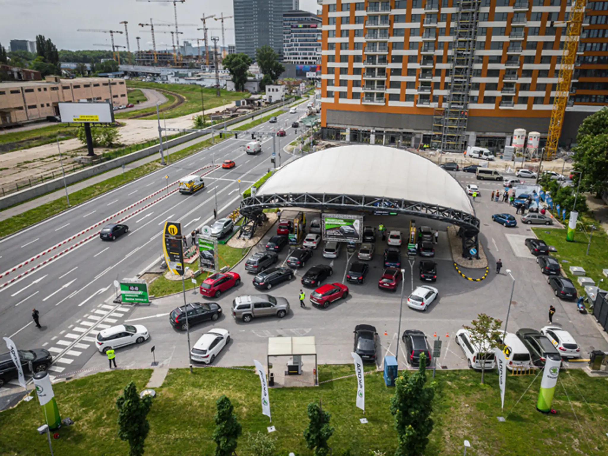 ŠKODA premenila čerpačku na nabíjaciu stanicu.