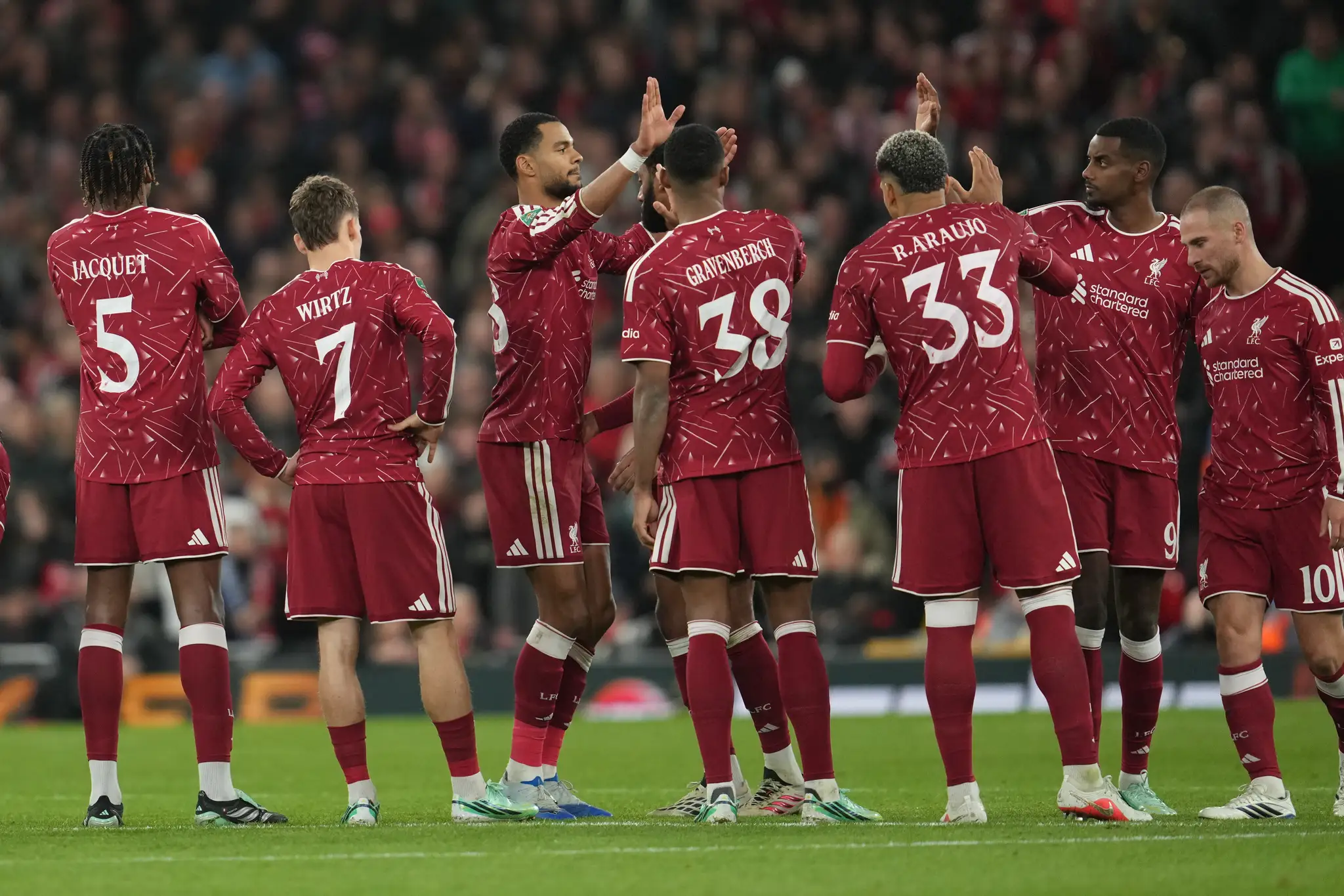 Futbalisti Liverpoolu oslavujú gól.
