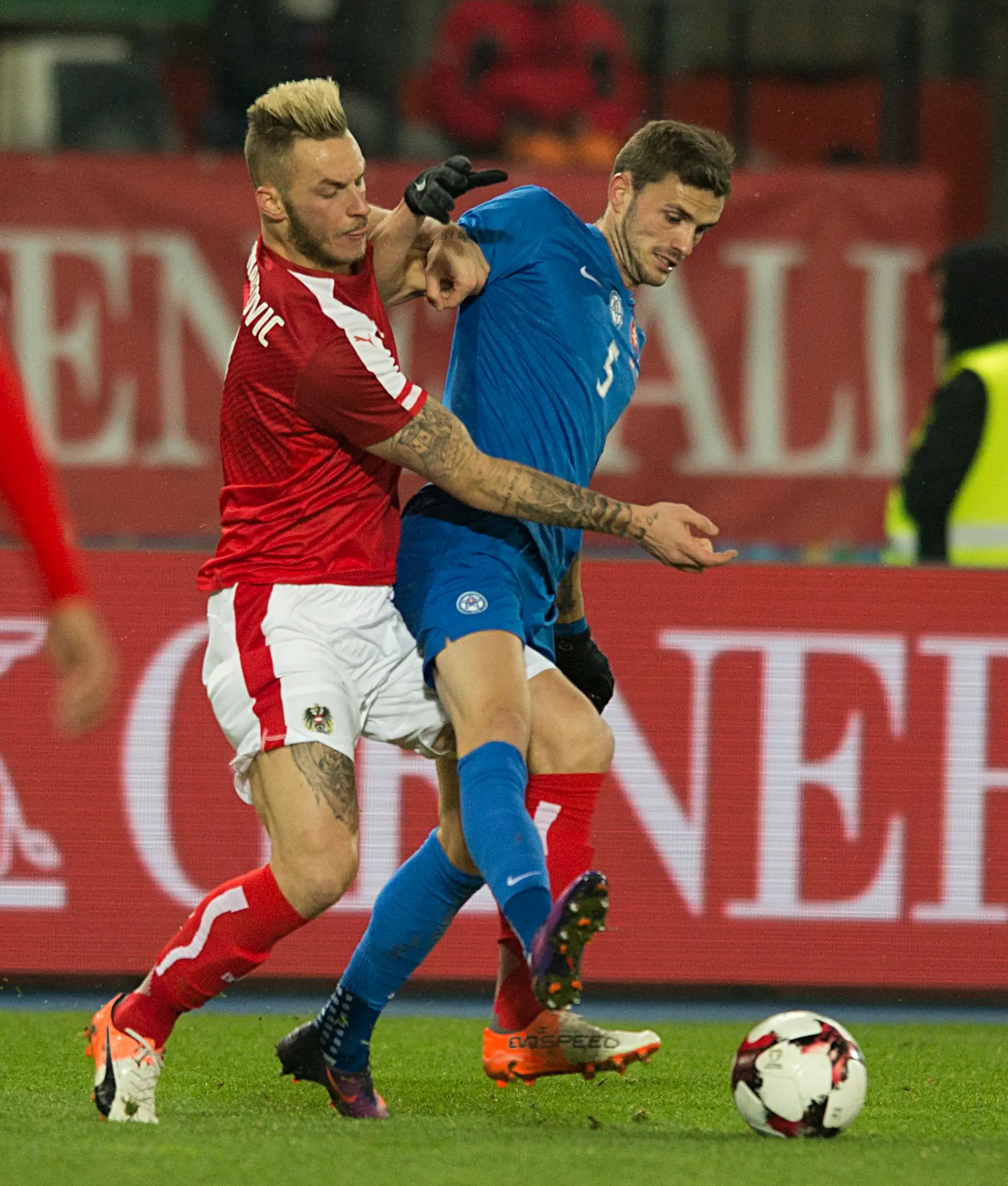 V súboji o loptu slovenský reprezentant Erik Sabo (v modrom) proti Rakúšanovi Markovi Arnautovičovi v prípravnom zápase.