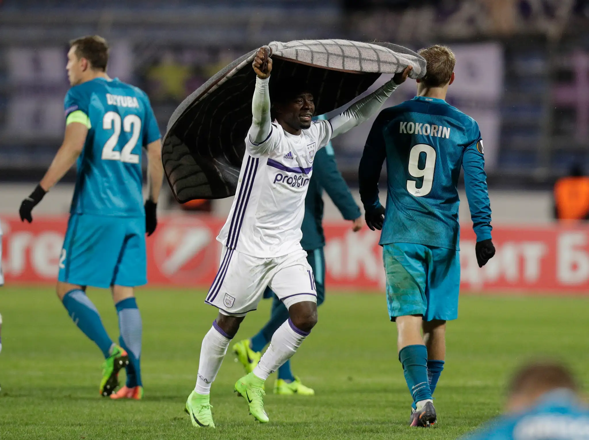 Frank Acheampong z Anderlechtu so slzami v očiach oslavuje postup do osemfinále EL proti Zenitu.