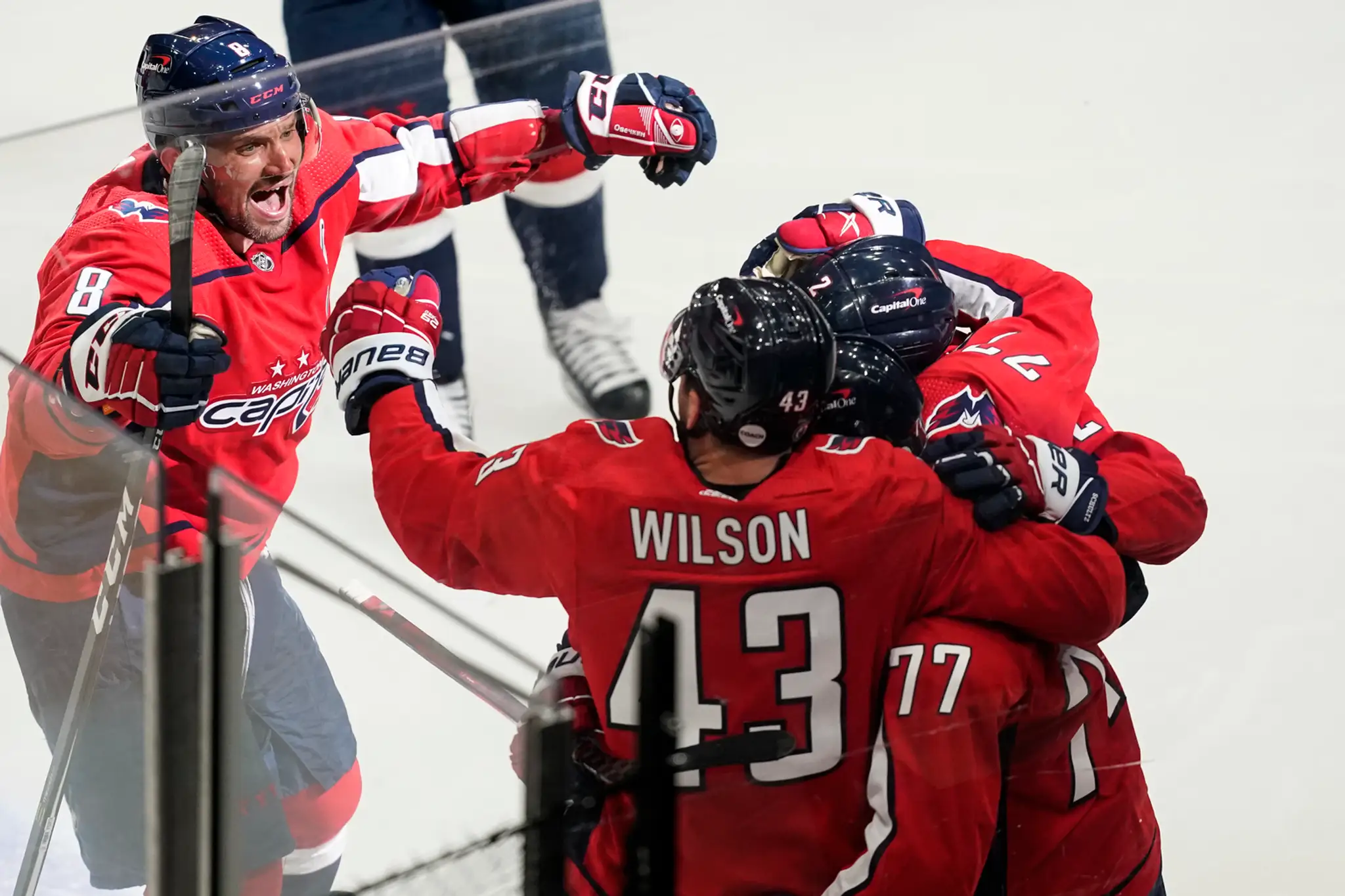 Zľava Alex Ovečkin, Tom Wilson a T.J. Oshie z Washingtonu oslavujú gól v prvom dueli 1. kola play off proto Bostonu.