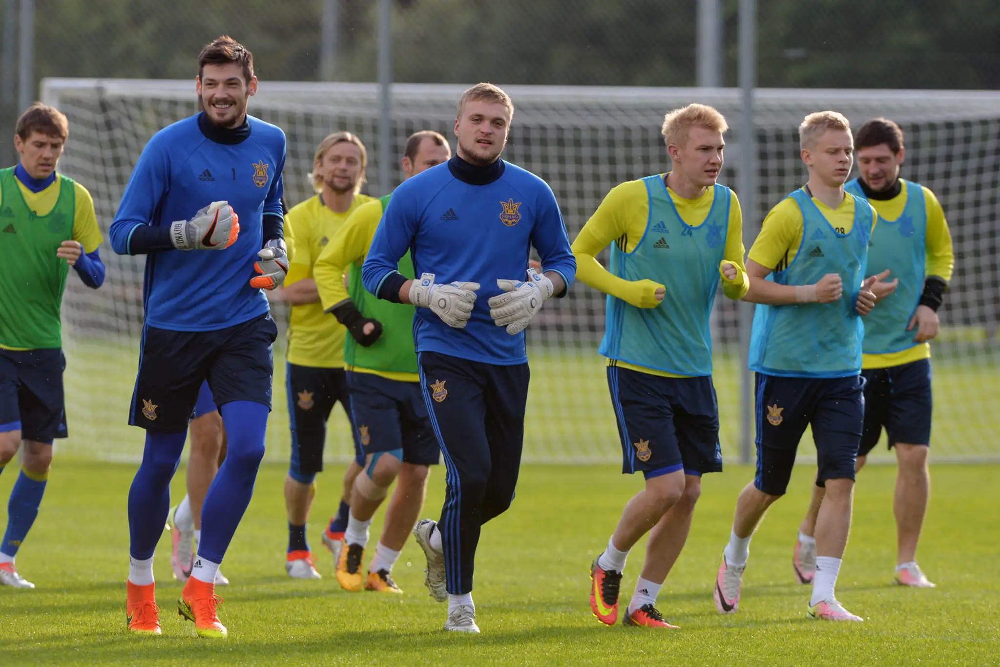 Ukrajinskí futbalisti na tréningu