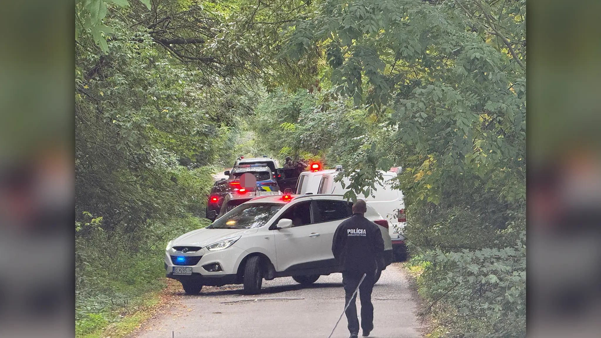 Veľké policajné manévre. Na juhu Slovenska hľadajú pozostatky nezvestného novinára