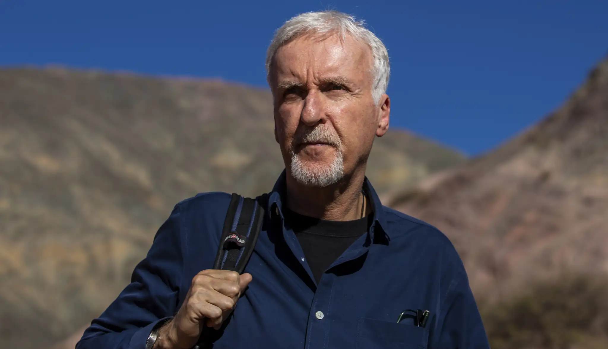Kanadský režisér James Cameron kráča v argentínskom meste Purmamarca 8. júna 2023.