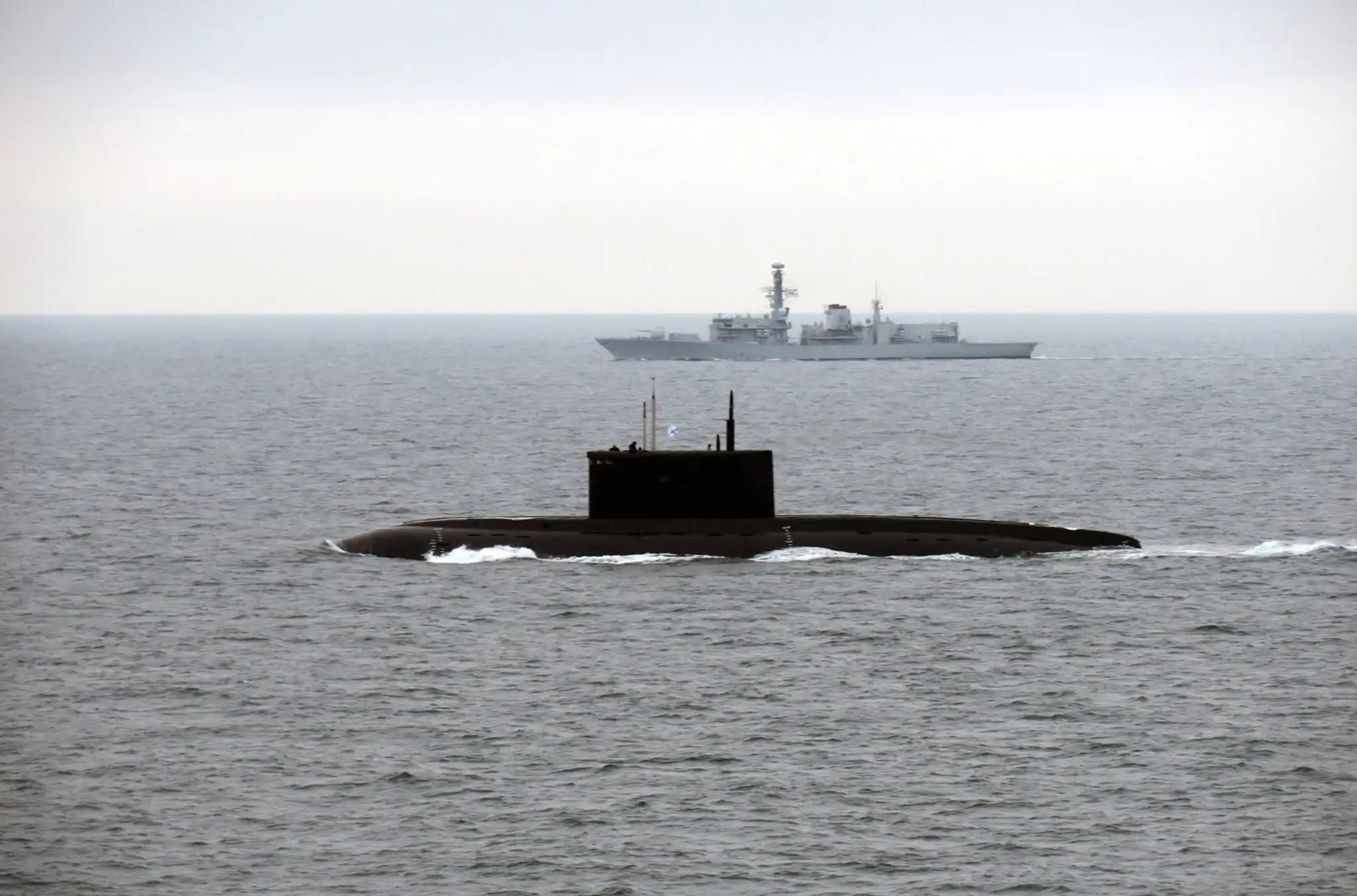 Ruská ponorka Novorosijsk sprevádzaná plavidlom kráľovského námorníctva HMS Iron Duke.