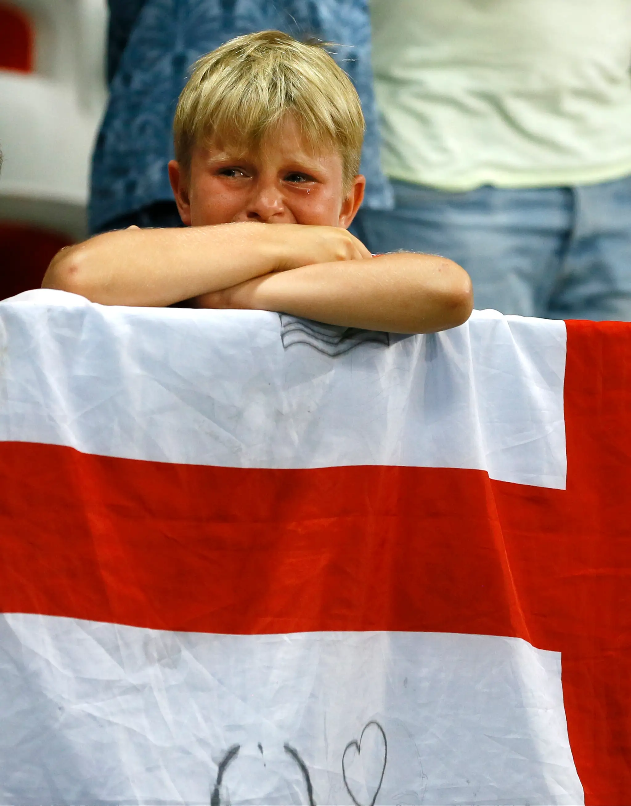 Smútok anglických fanúšikov po prehre s Islandom