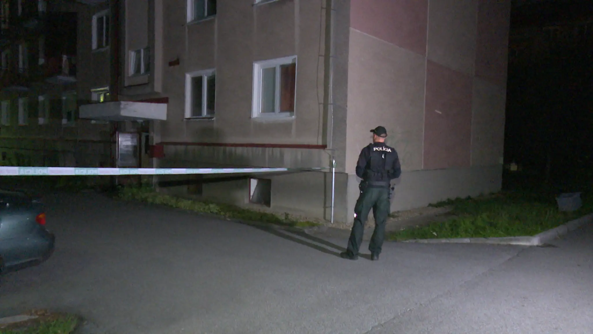 Policajti našli dobodané telo ženy.
