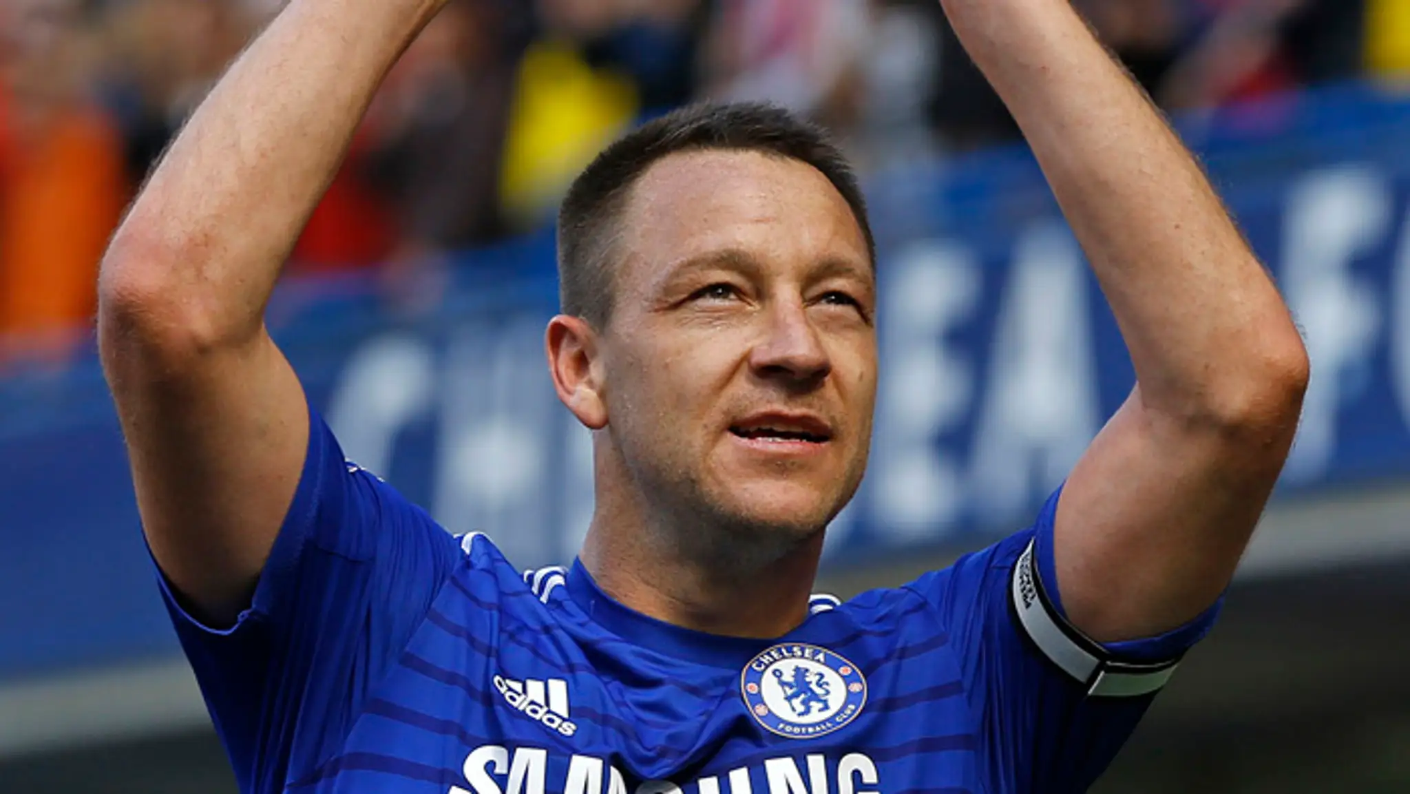 John Terry (Chelsea) ďakuje publiku na štadióne Stamford Bridge po zisku titulu v Premier League
