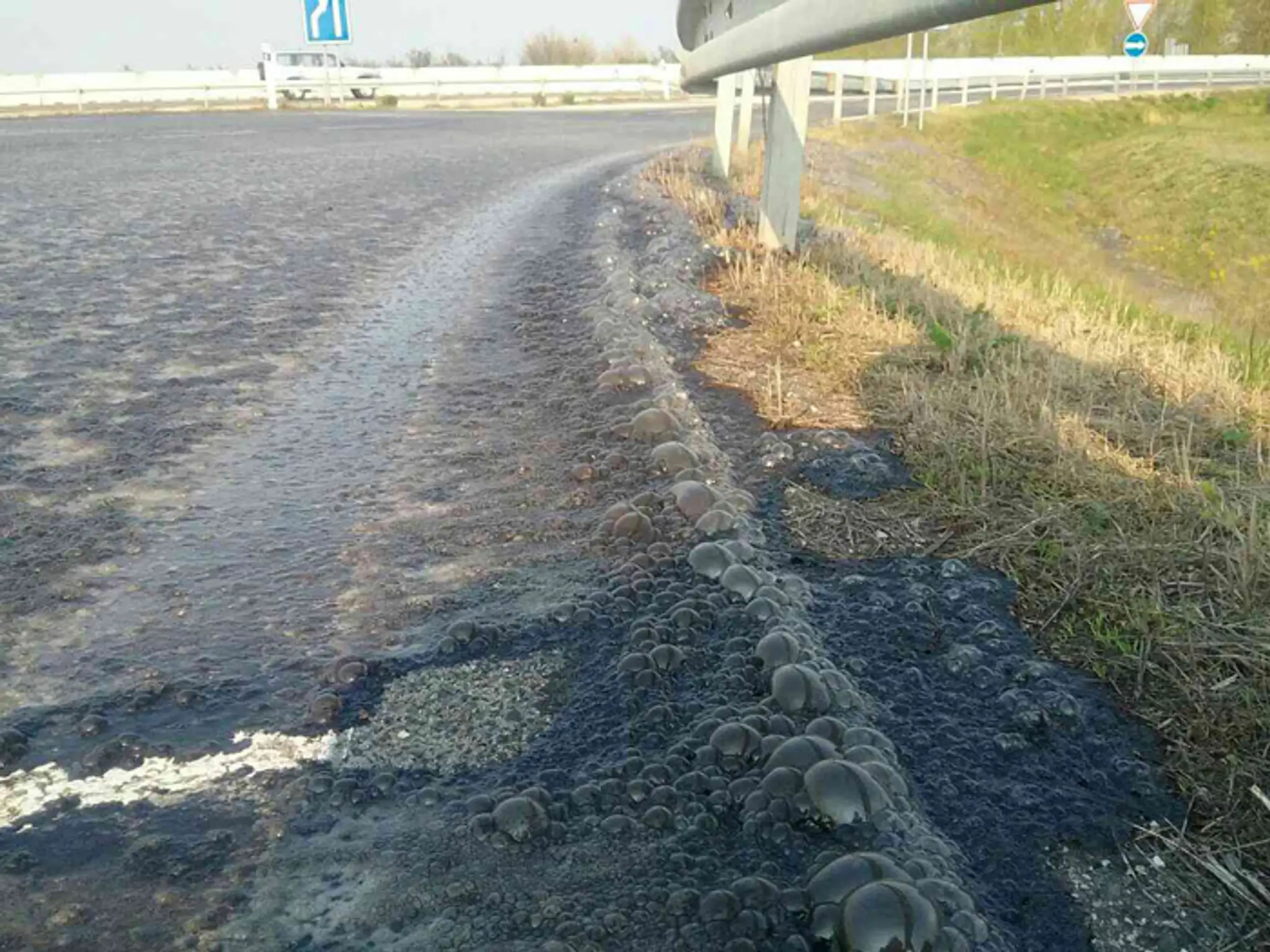 Tisíc litrový barel s 50-percentnou kyselinou dusičnou sa rozlial na vozovku D1 pri Trakoviciach a časť pôdy.