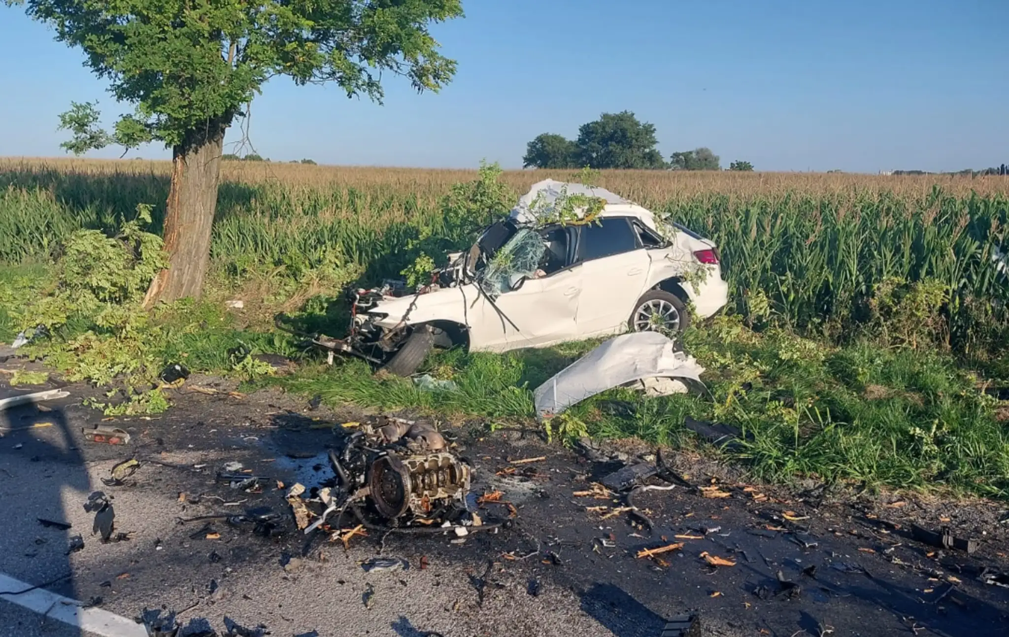 Na snímke zábery po tragickej nehode pri Dunajskej Strede.