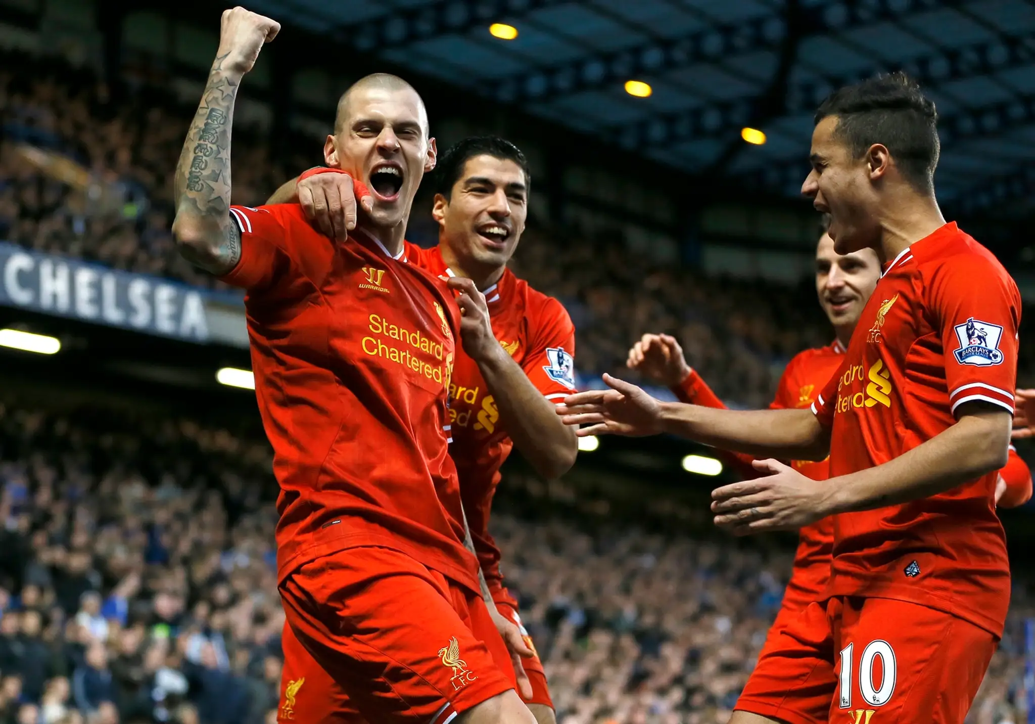 Slovenský hráč Liverpoolu Martin Škrtel (vpredu vľavo) oslavuje so spoluhráčmi gól do bránky Chelsea.