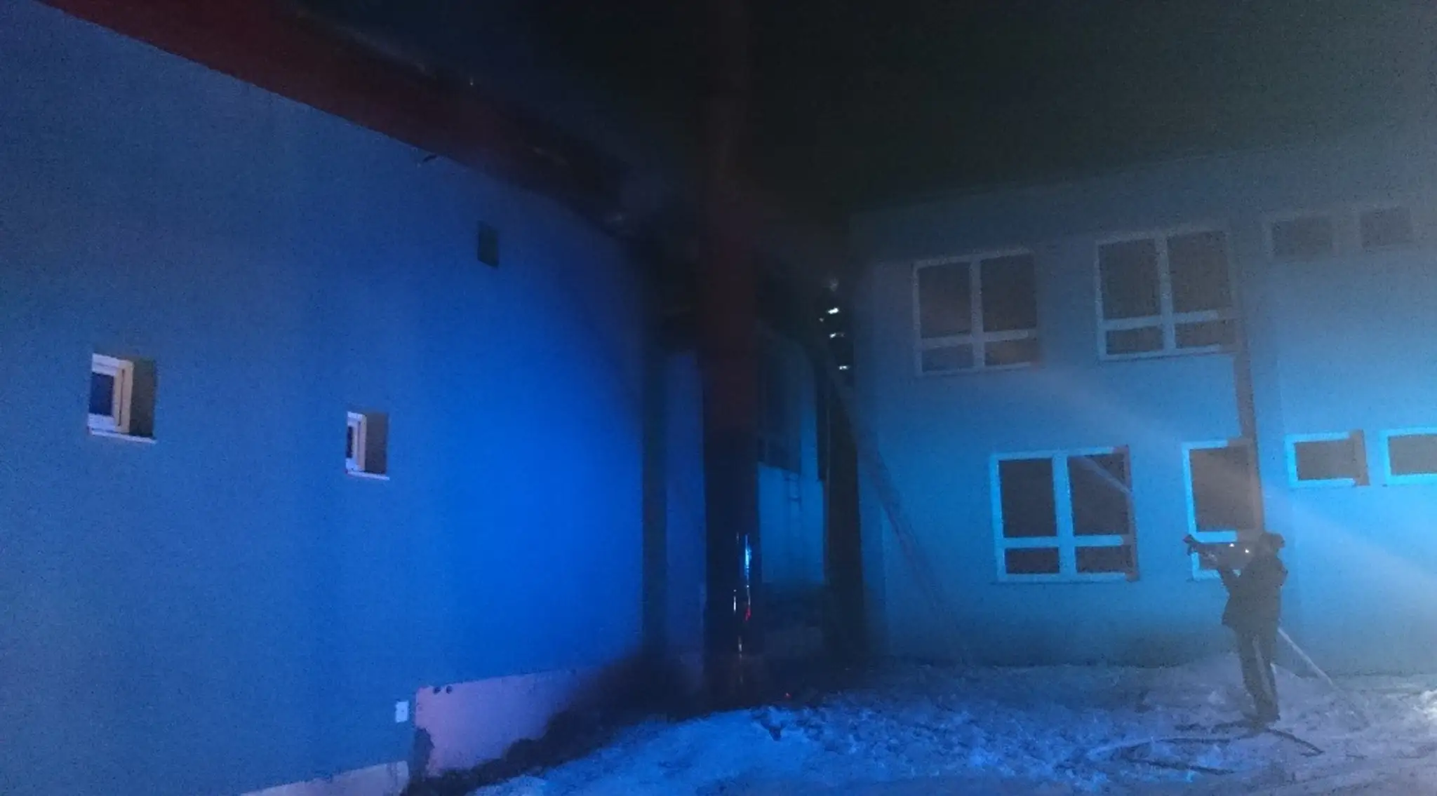 Požiar v polyfunknčom dome v Rabči zasiahol aj strechu.