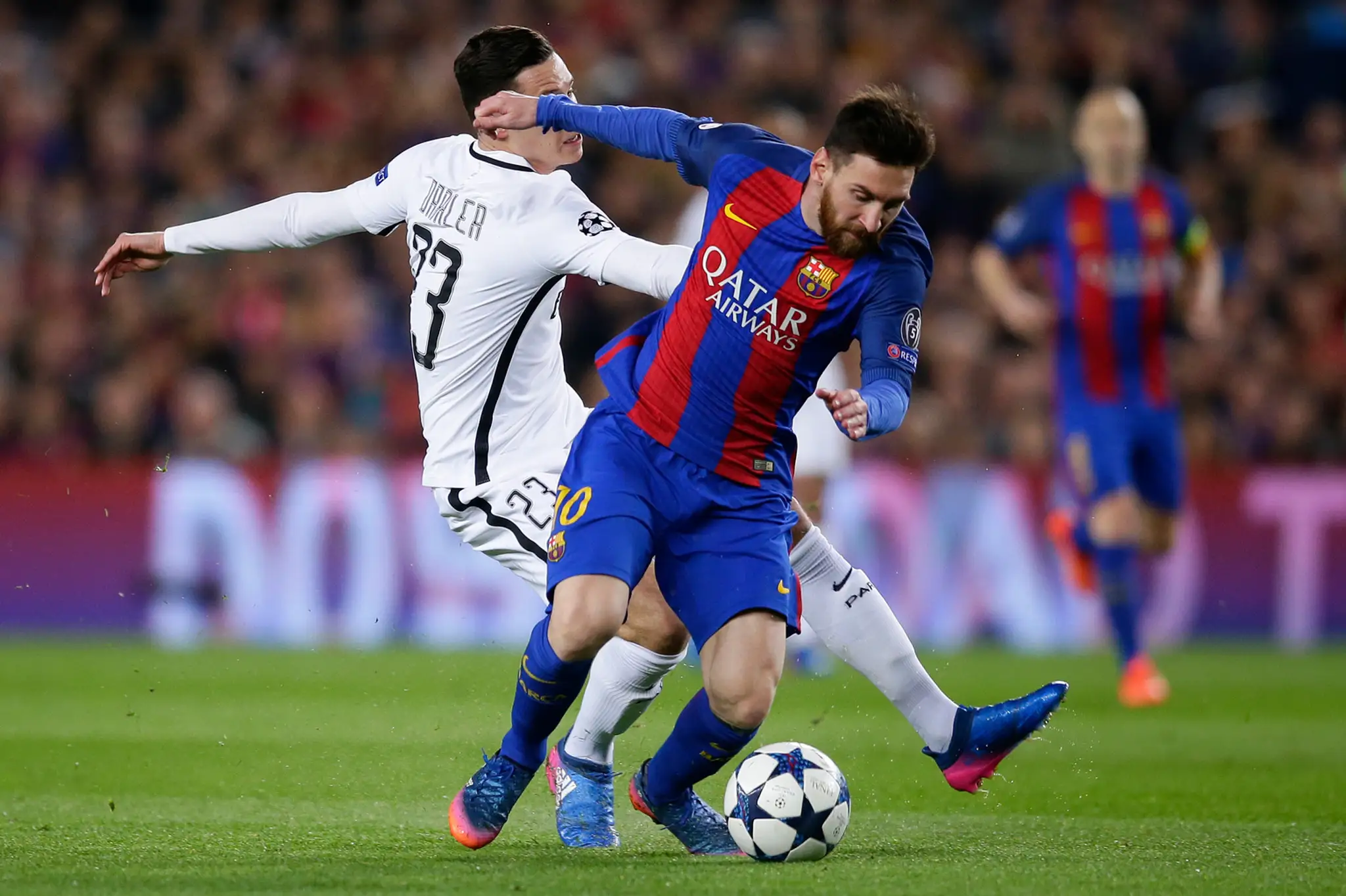 Julian Draxler (v bielom) z PSG atakuje Lionela Messiho z Barcelony v odvete osemfinále LM.