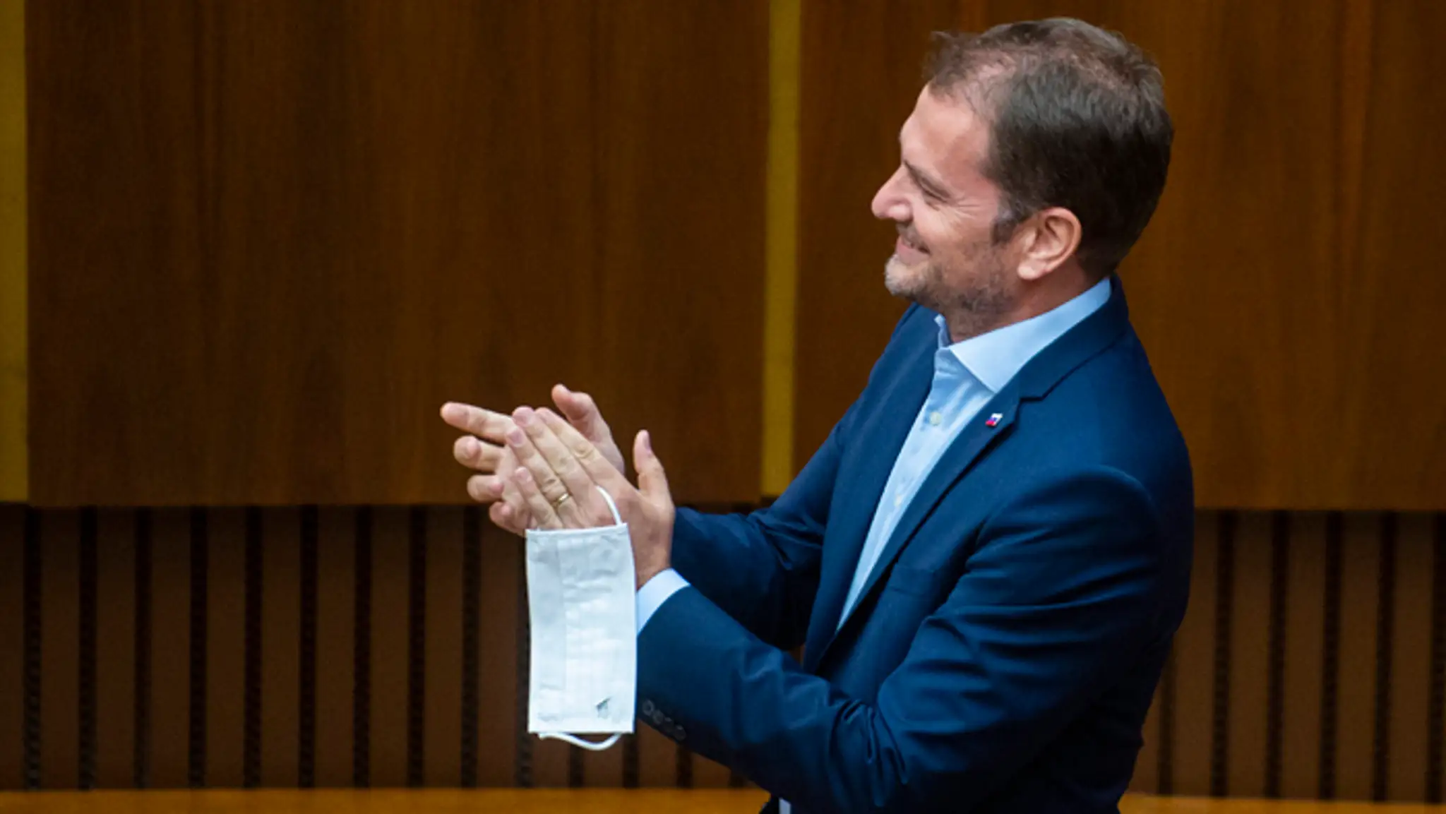 Gesto Igora Matoviča pri hlasovaní o vyslovení nedôvery.