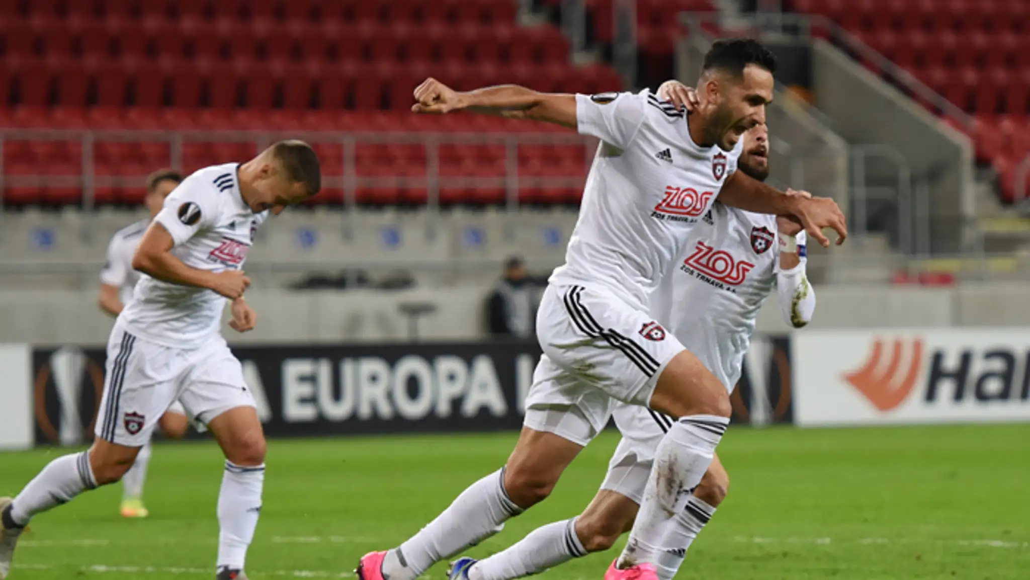 Gólová radosť hráčov Spartaka v zápase EL proti GNK Dinamo Záhreb 