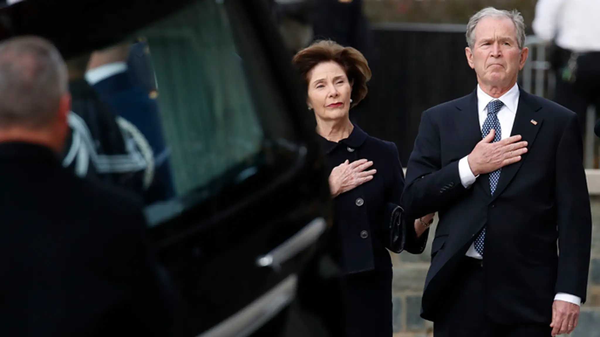 George W. Bush ml. a manželka Laura Bush na pohrebe George Busha st.
