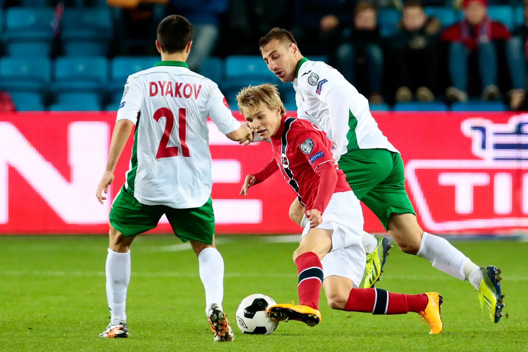 Pätnásťročný nórsky futbalový reprezentant Martin Ödegaard (v strede)