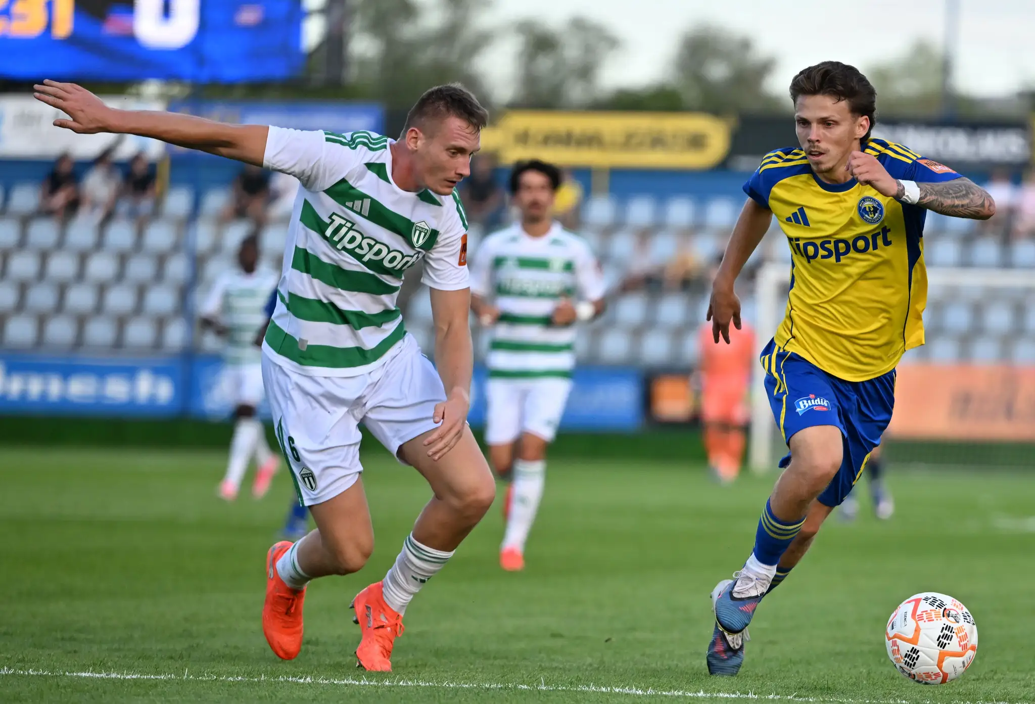 Zľava Patrick Karhan (Skalica) a Ben Cotrell (Michalovce) bojujú o loptu v zápase 5. kola futbalovej Niké ligy.