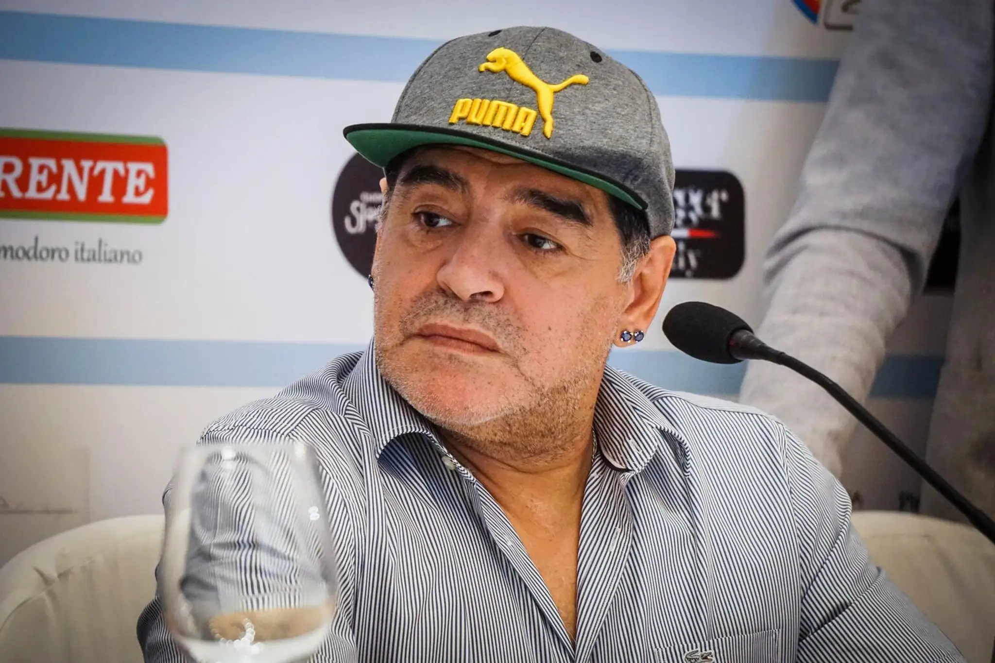 Diego Maradona hovorí k novinárom na letisku v Havane v januári 2015.