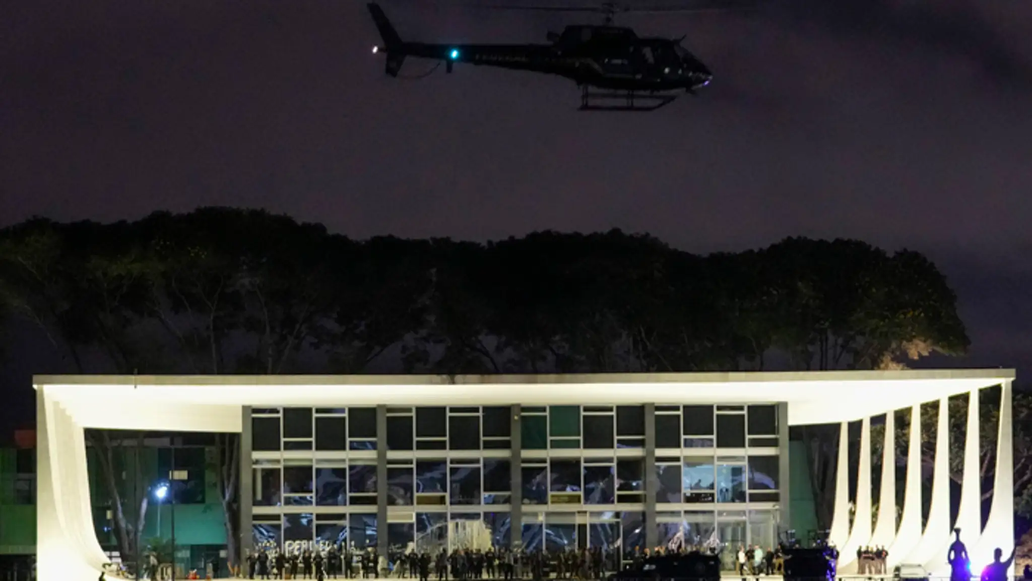 Bolsonarovi podporovatelia vnikli do budov Národného kongresu, Najvyššieho súdu i prezidentského paláca.